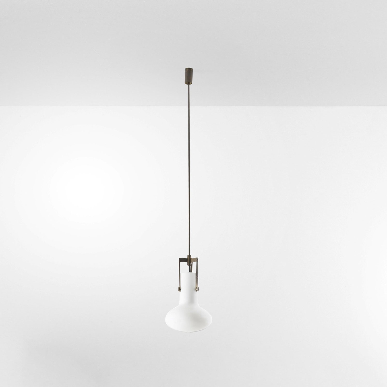 Ignazio Gardella Lampada a sospensione: Struttura in ottone e diffusore in vetro opalino. Prod. Azucena Italia 1950 ca. . Measuers: cm 20X140