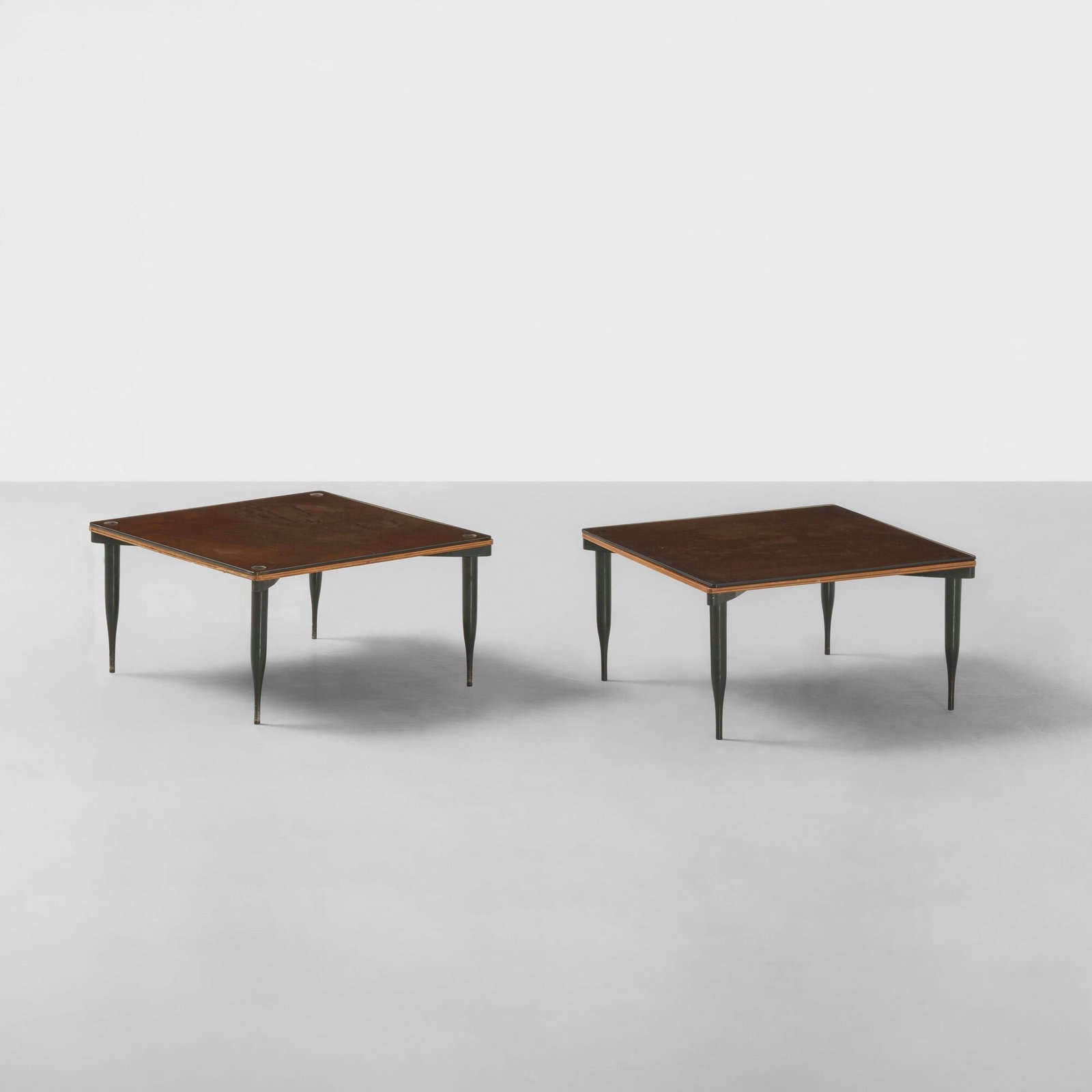 Vico Magistretti Due tavolini sovrapponibili mod. T8: Struttura in legno sostegni in legno ebanizzato. Piani in vetro colorato. Prod. Azucena Italia 1954. G. Gramigna Repertorio del design italiano 1950-2000 p. 37 Allemandi 2021 . Measuers: cm 51X51X27