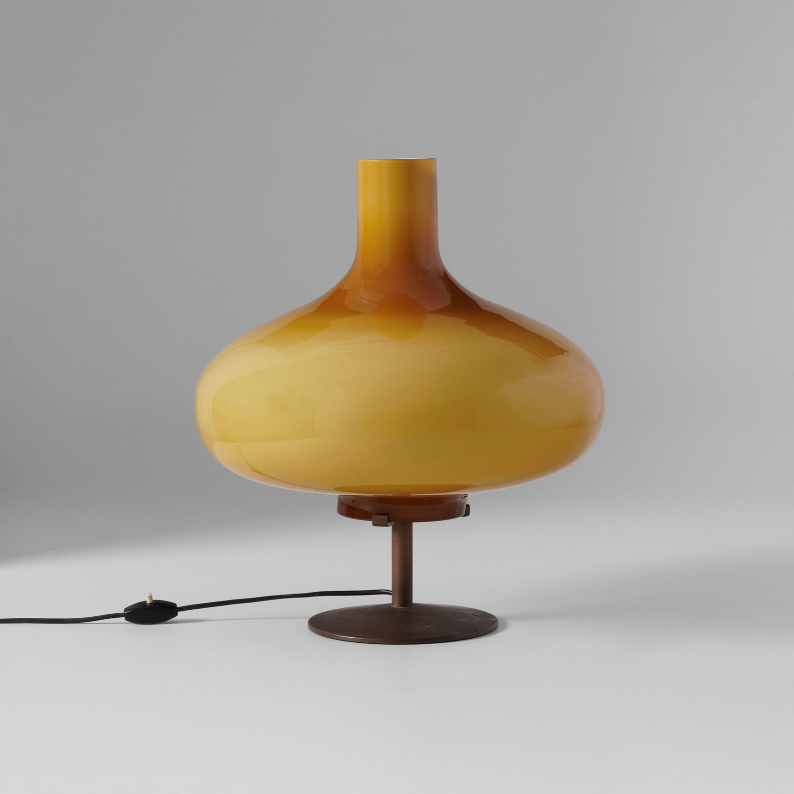 Annig Sarian Lampada da tavolo mod. Michela: Struttura in ottone e diffusore in vetro colorato. Prod. Adrasteia Italia 1958. G. Gramigna Repertorio del design italiano 1950-2000 p. 62 Allemandi 2021 . Measuers: cm 45X47