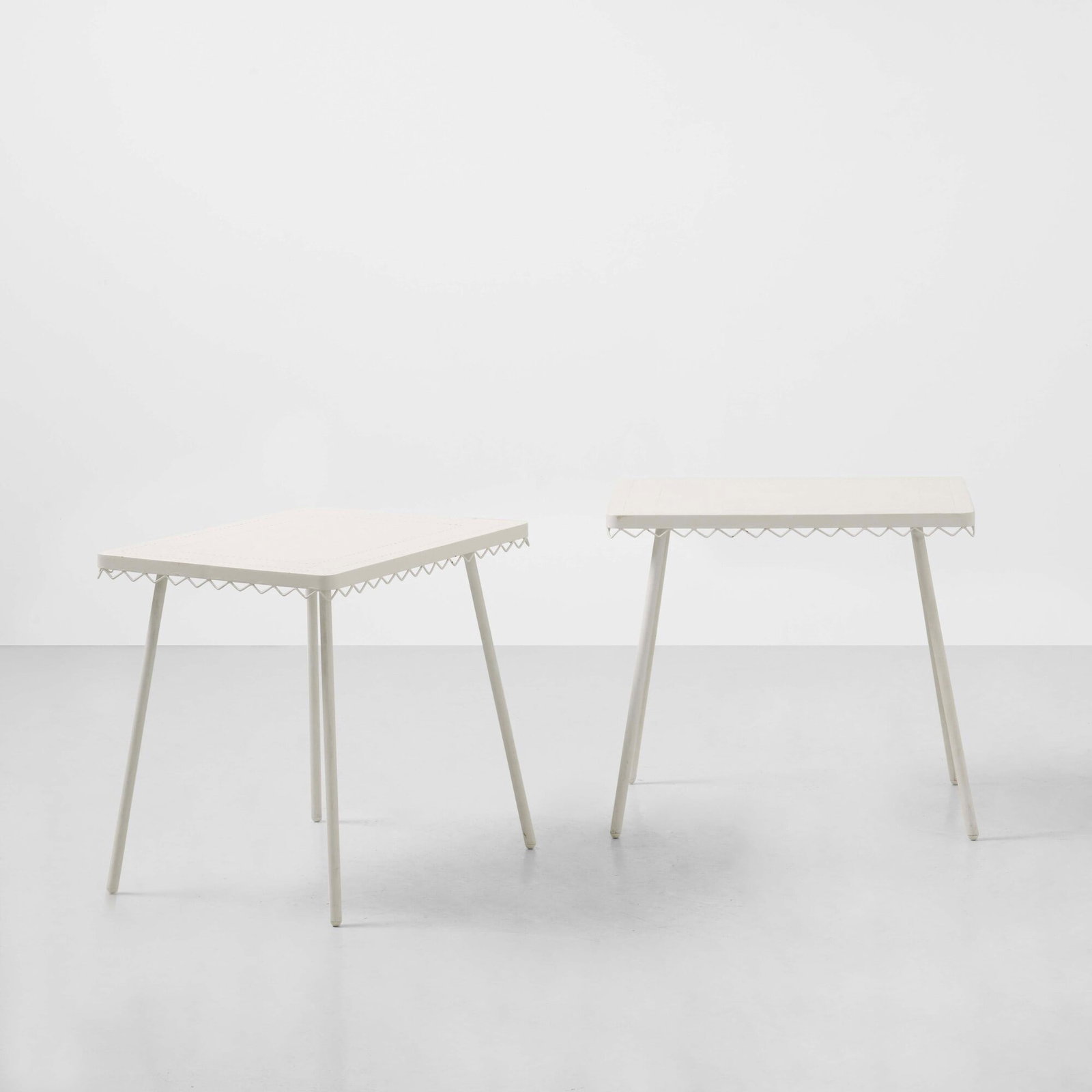 Gio Ponti attribuito a Due tavoli: Struttura e piano in metallo laccato. Prod. Italia 1950 ca. . Measuers: cm 80 5X60X72