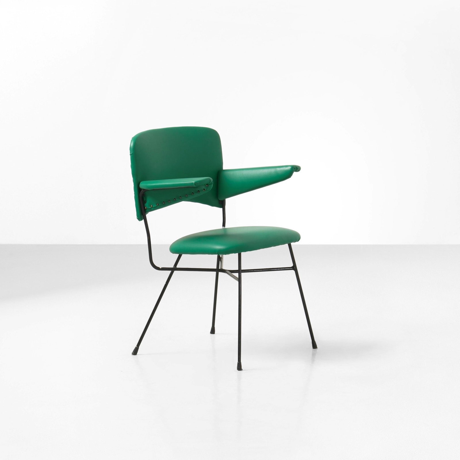 BBPR Poltrona mod. Neptunia: Struttura in metallo tubolare laccato rivestimento in skai. Prod. Arflex Italia 1950 ca. . Measuers: cm 66X50X82