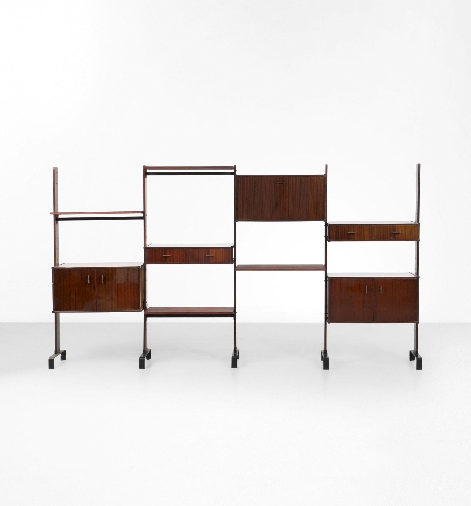 RB Rossana Libreria: Struttura in legno mobili contenitori cassettiere e mensole regolabili in altezza. Sostegni in metallo laccato e particolari in ottone. Marchio originale. Prod. RB Rossana Italia 1950 ca. . Measuers: