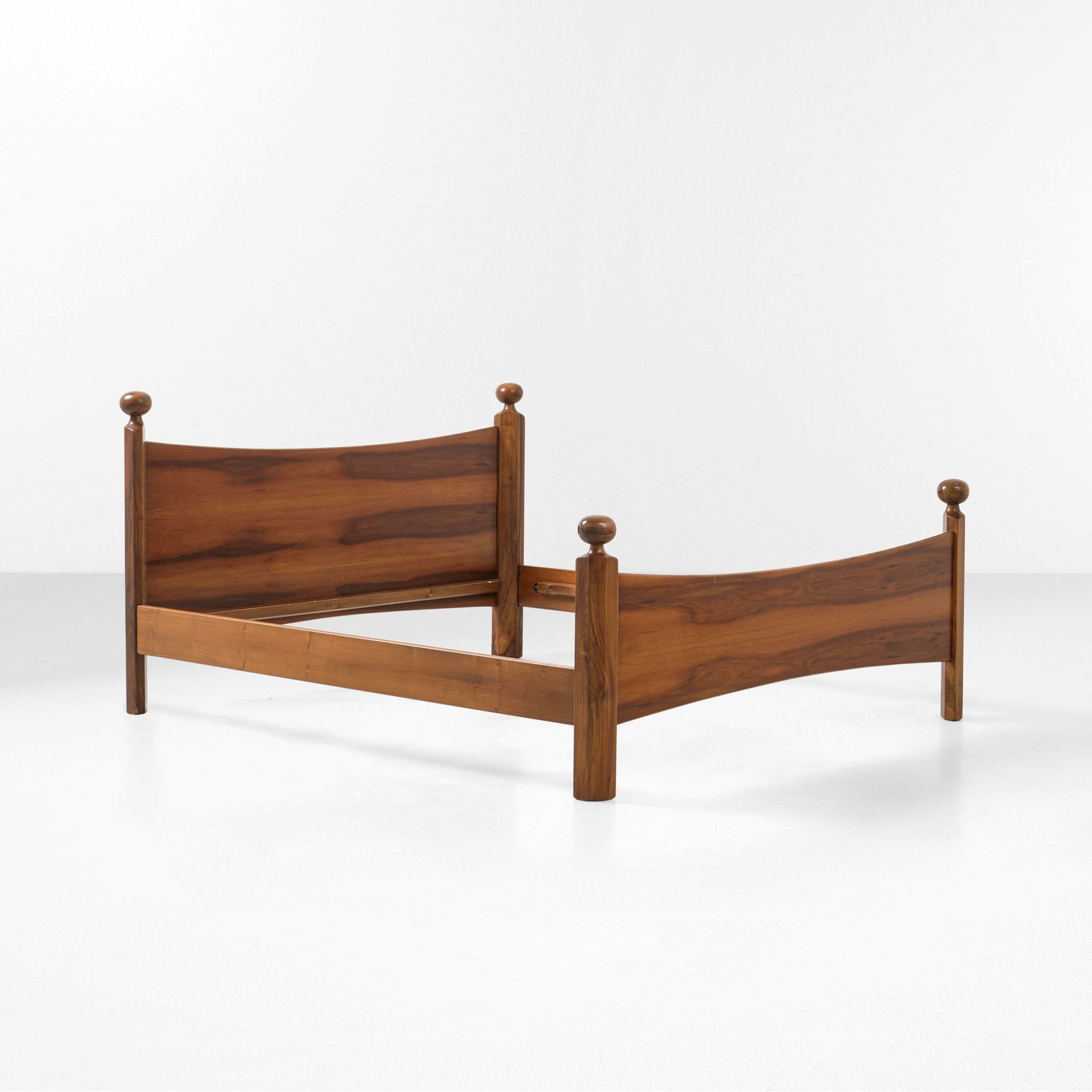 Luigi Caccia Dominioni Letto mod. L4 Chesa Laria: Struttura in legno. Prod. Azucena Italia 1959. Catalogo originale Azucena; A. Dal Lago Arredamento Moderno p. 56 figura 25 Fabbri 1966; G. Gramigna Repertorio del design italiano 1950-2000 p. 67