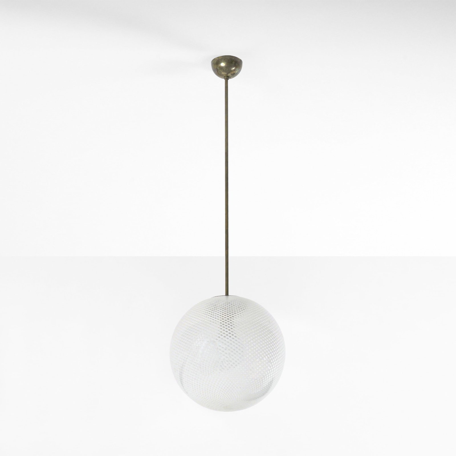 Ludovico Diaz De Santillana Lampada a sospensione: Struttura in ottone diffusore in vetro di Murano a reticello cristallo e lattimo. Prod. Italia 1950 ca. . Measuers: W. 35 - H. 100 cm