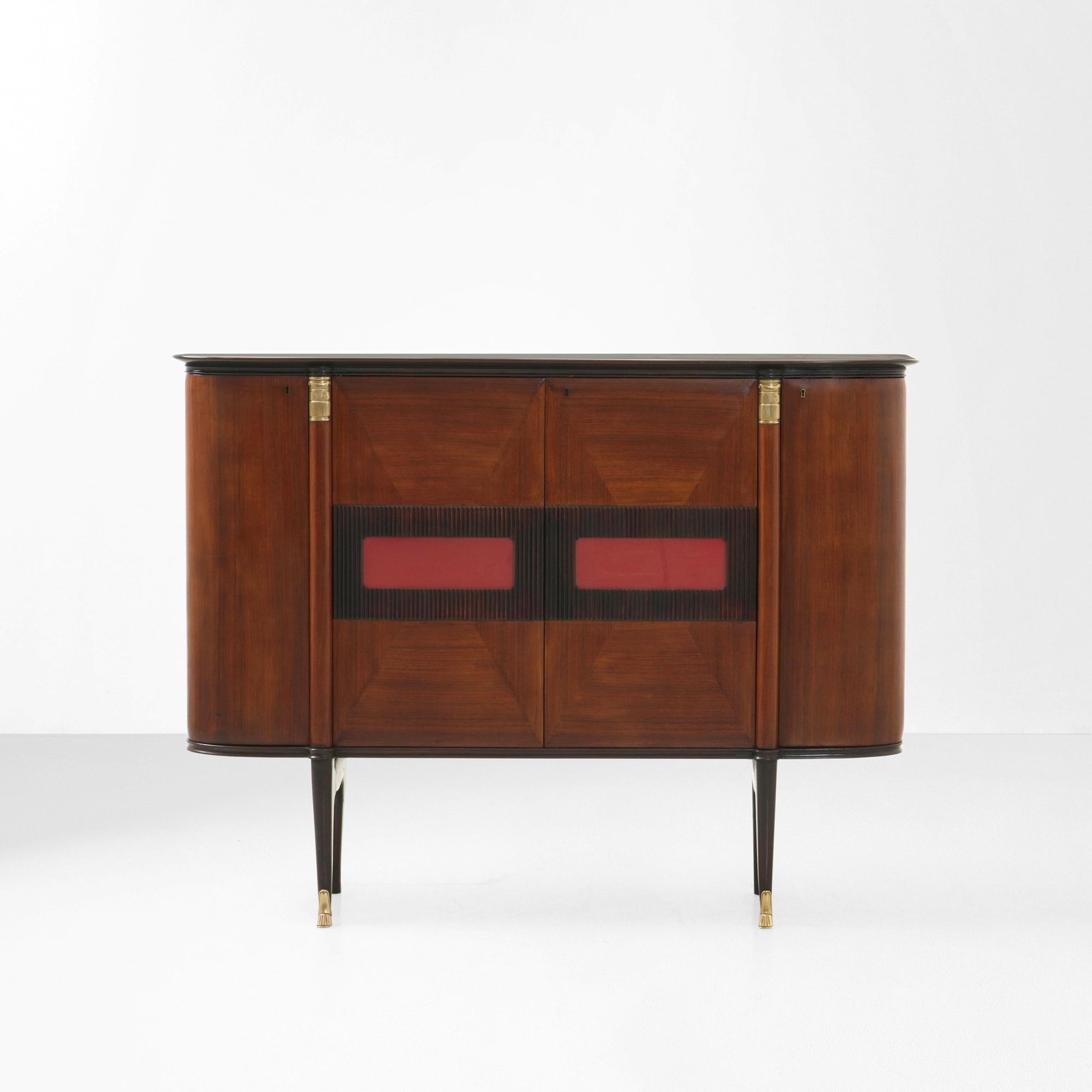 La Permanente di Cantù Mobile bar contenitore: Struttura e piano in legno e legno impiallacciato sostegni in legno. Particolari in ottone. Ante in legno grissinato e laccato e parte interna in cristallo e cristallo specchiato. Prod. Italia 1950 ca