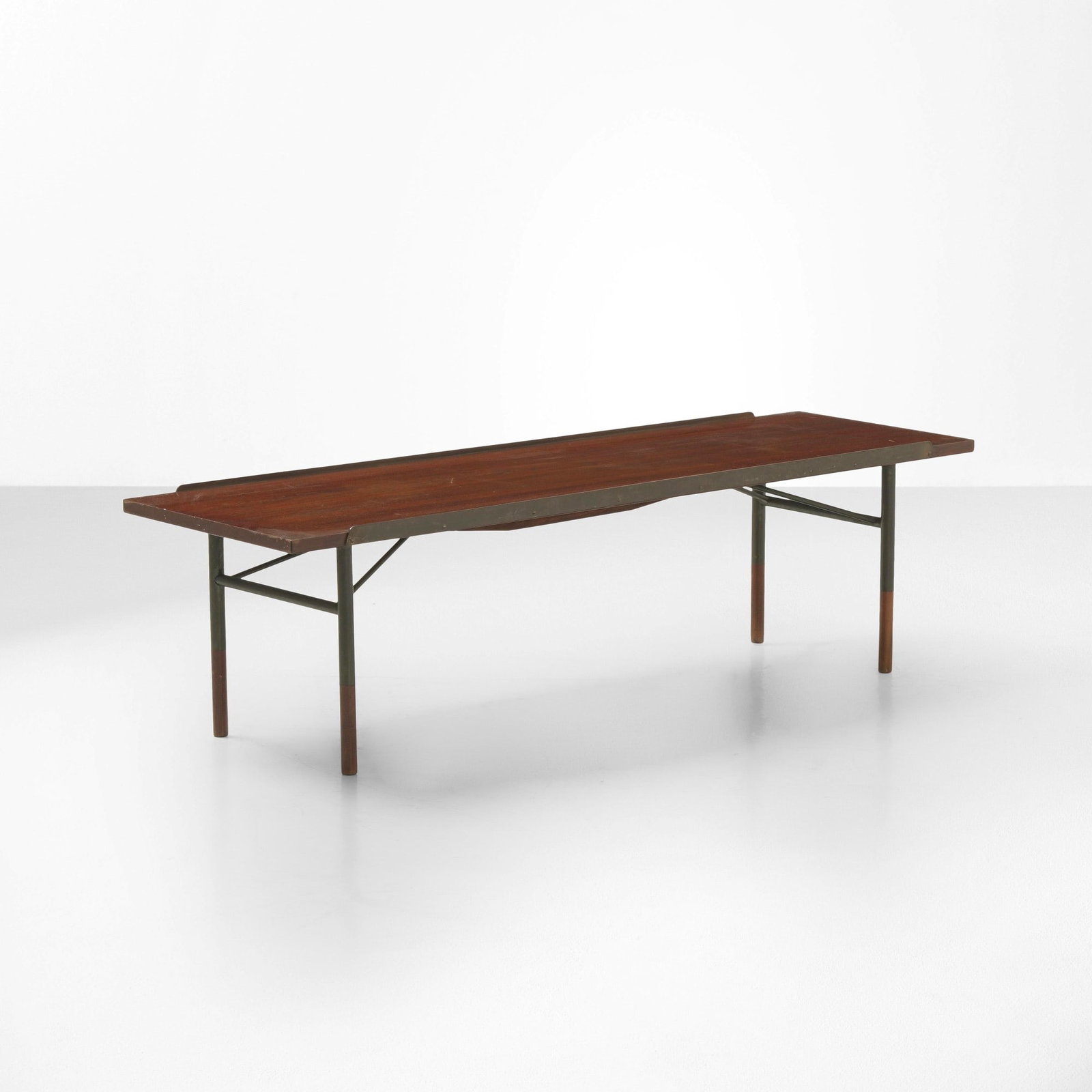 Finn Juhl Tavolo basso mod. BO-101: Struttura in metallo tubolare laccato piano in legno. Prod. Bovirke Danimarca 1950 ca. . Measuers: cm 150X45X41