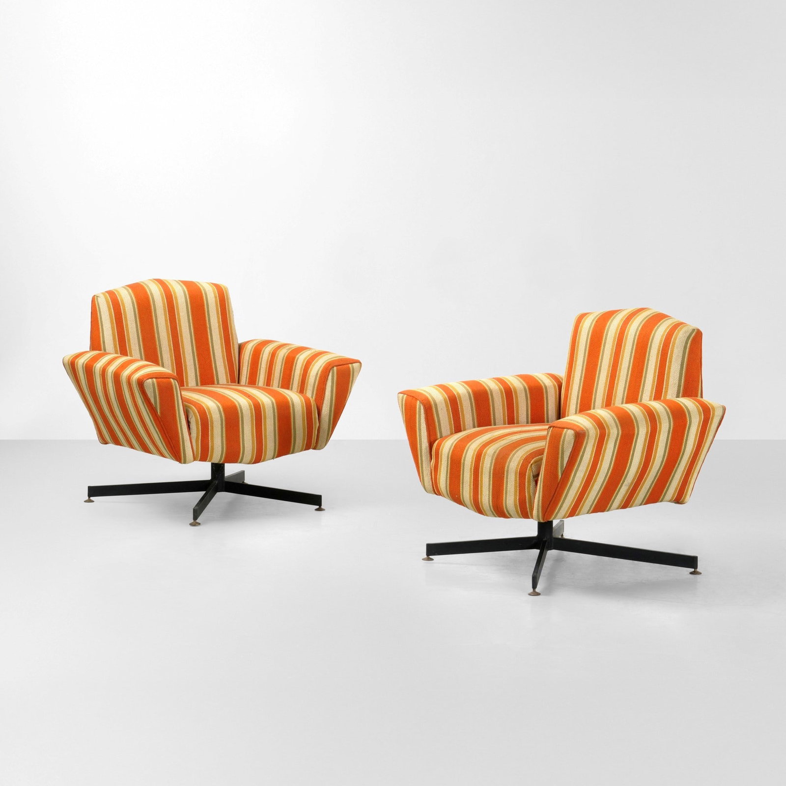 Due poltrone: Struttura in metallo laccato puntali in ottone. Rivestimento in tessuto. Prod. Italia 1950 ca. . Measuers: cm 92X86X83