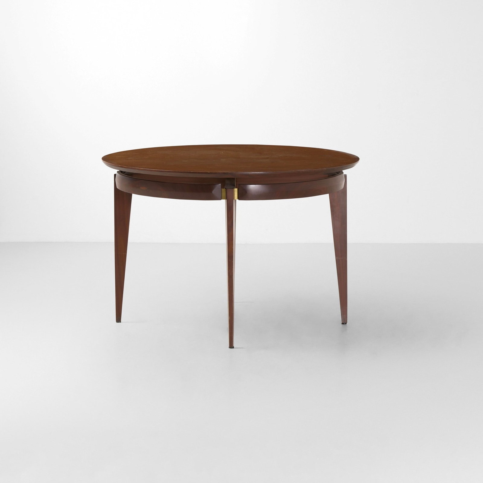 Tavolo: Struttura in legno e legno impiallacciato dettagli in ottone. Prod. Italia 1960 ca. . Measuers: W. 120 - H. 80 cm