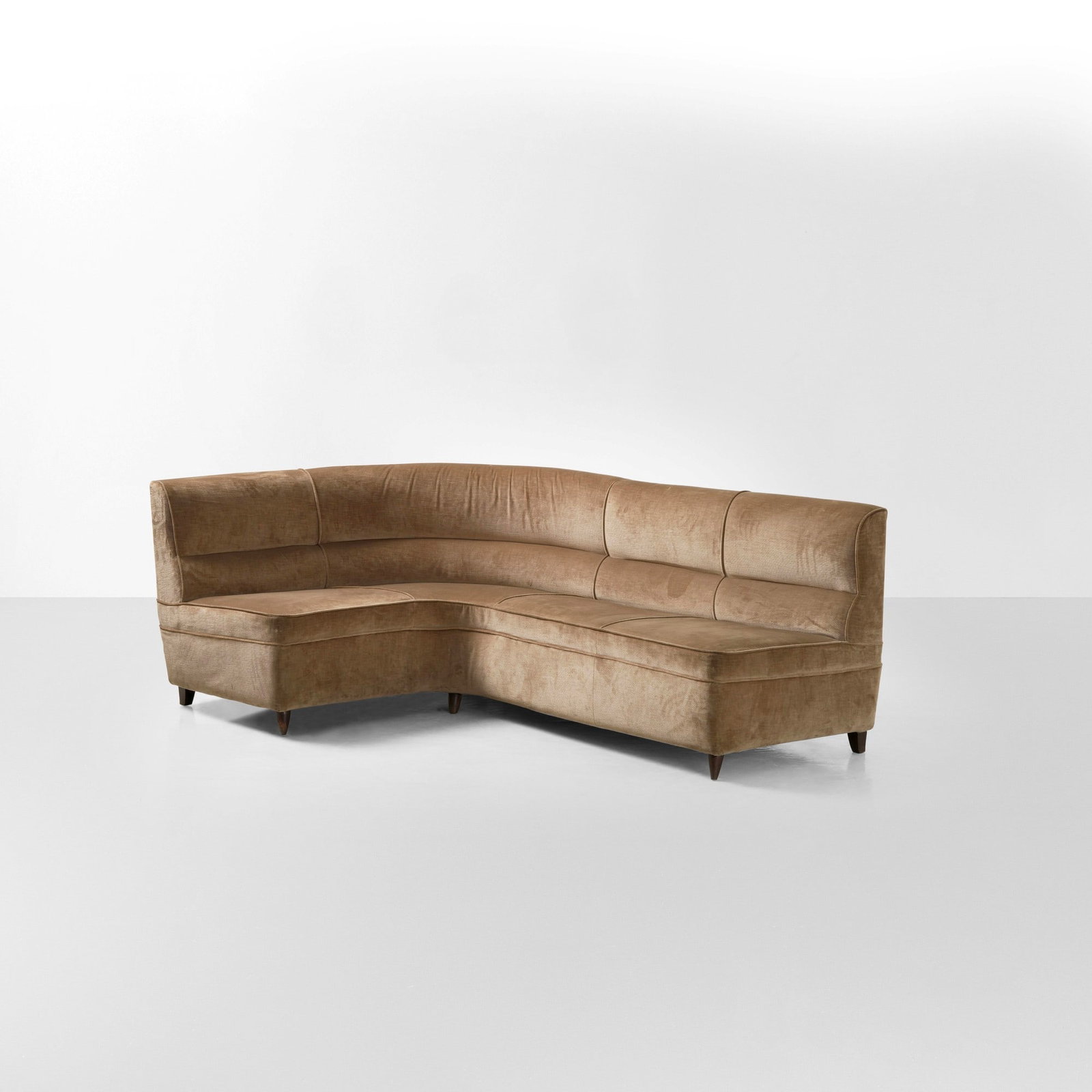 Divano curvo: Struttura e sostegni in legno rivestimento in tessuto. Prod. Italia 1960 ca. . Measuers: cm 215X140X83