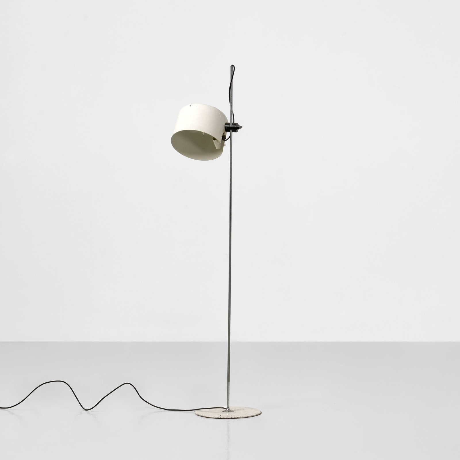 Joe Colombo Lampada da terra mod. Coupé: Struttura in metallo cromato base e paralume in metallo laccato. Prod. Oluce Italia 1967. G. Gramigna Repertorio del design italiano 1950-2000 p. 141 Allemandi 2021 . Measuers: cm 50X28X148