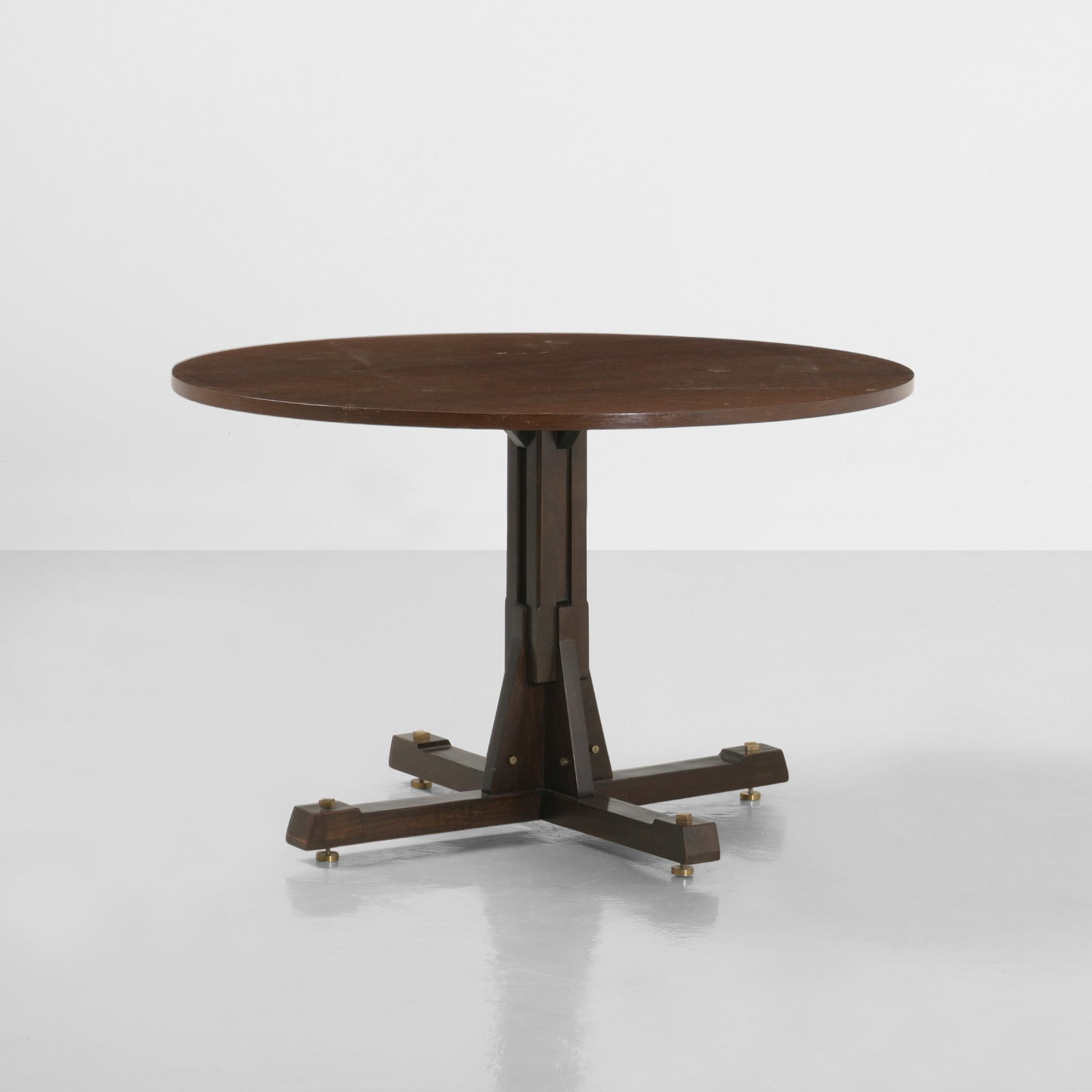 Leonardo Fiori Tavolo: Struttura e sostegni in legno dettagli in ottone. Etichetta originale. Prod. ISA Italia 1960 ca. . Measuers: cm 121X121X77