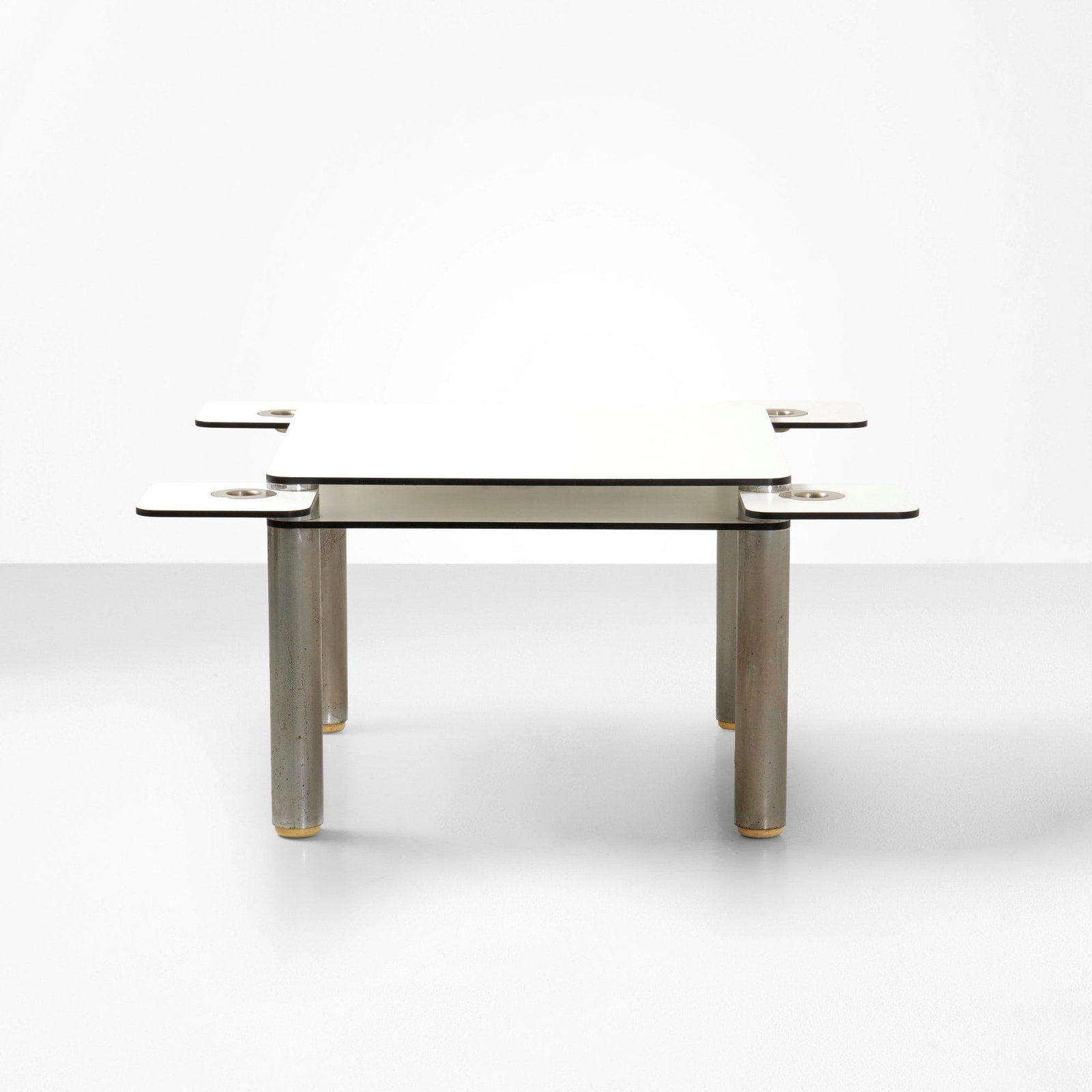 Joe Colombo Tavolo da gioco mod. Poker: Struttura in acciaio e piani in laminato plastico stratificato. Posacenere angolari estraibili. Prod. Zanotta Italia 1969. G. Gramigna Repertorio del design italiano 1950-2000 p. 161 Allemandi 2021 . 