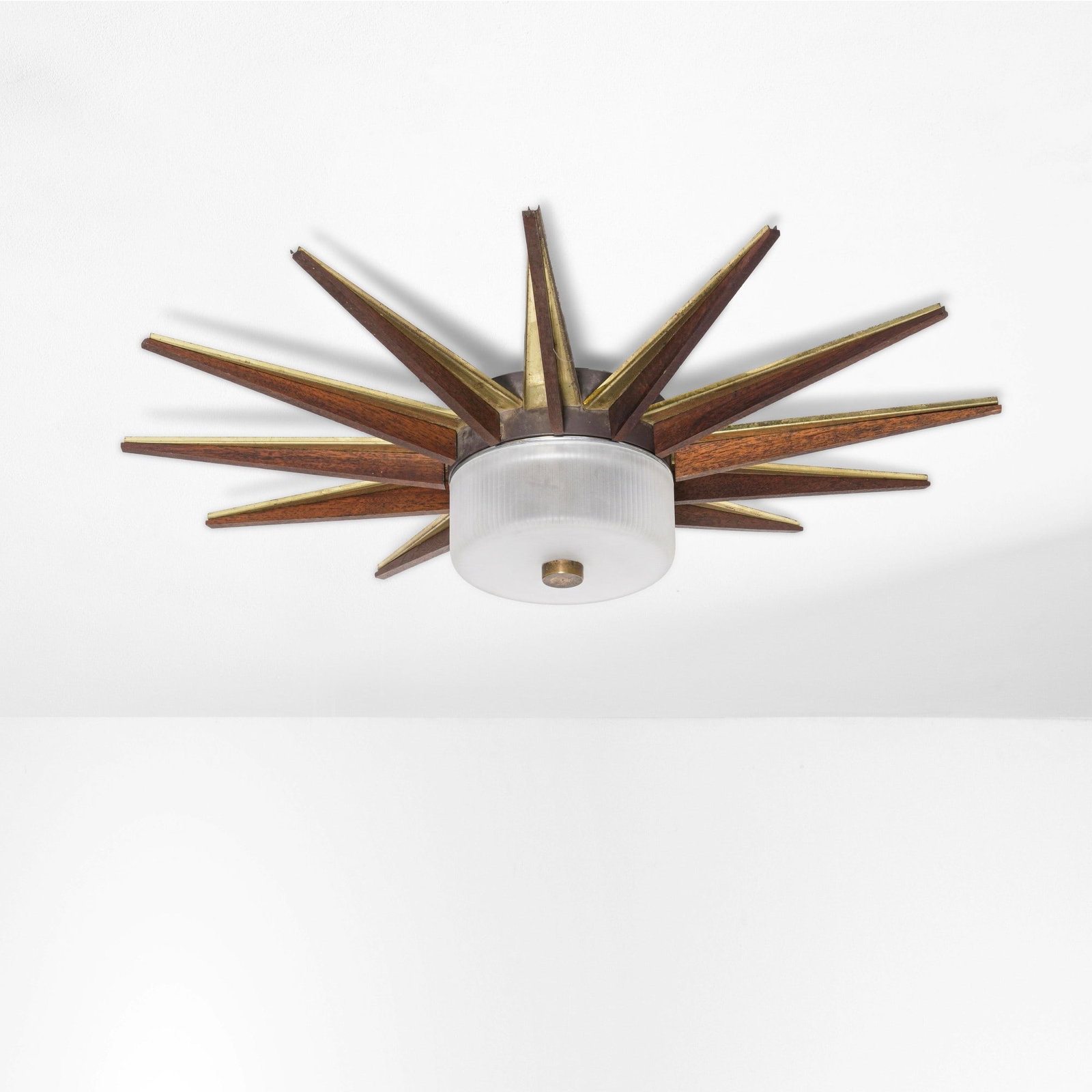 Stilnovo Lampada a plafone: Struttura in metallo laccato legno e ottone. Diffusore in vetro stampato e satinato. Prod. Stilnovo Italia 1960 ca. . Measuers: cm 63X16