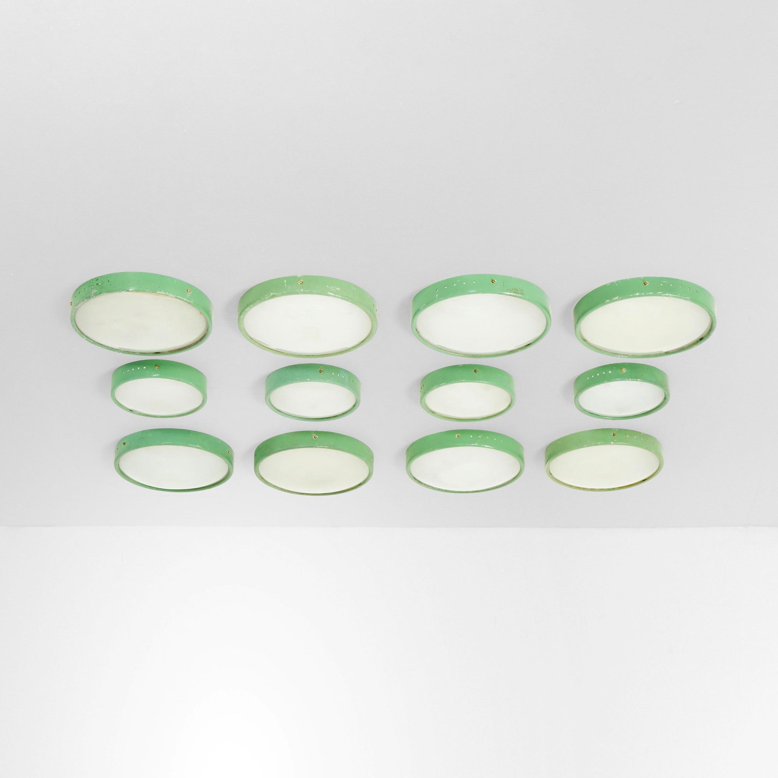 Stilnovo Dodici lampada a plafone o da parete: Struttura in metallo laccato diffusore in vetro satinato. Etichetta originale. Prod. Stilnovo Italia 1960 ca. cm 35x36x h8; 27x27x h8 . Misure:
