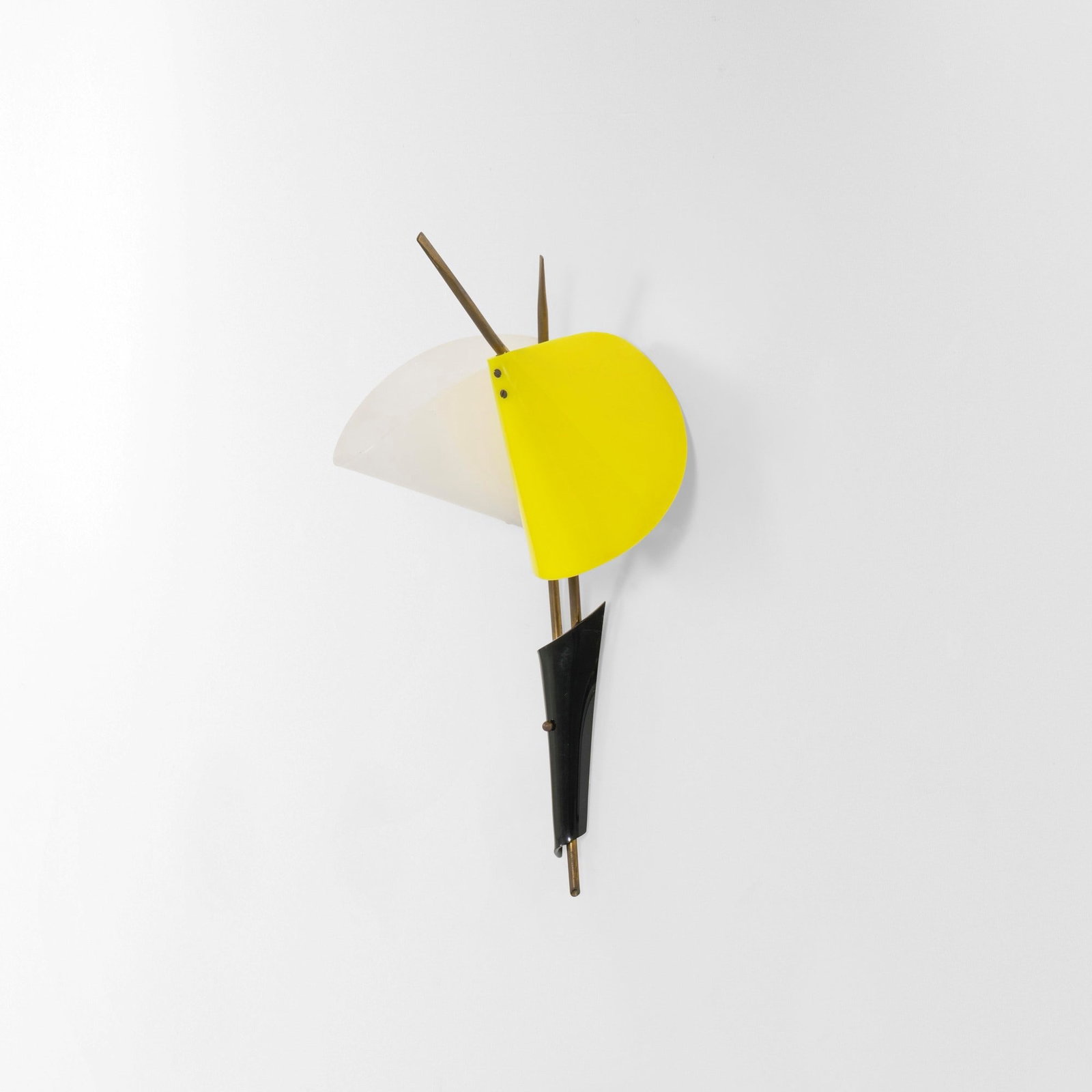 Lampada da parete: Struttura in ottone e metallo laccato diffusori in perspex. Prod. Italia 1960 ca. . Measuers: cm 30X26X53