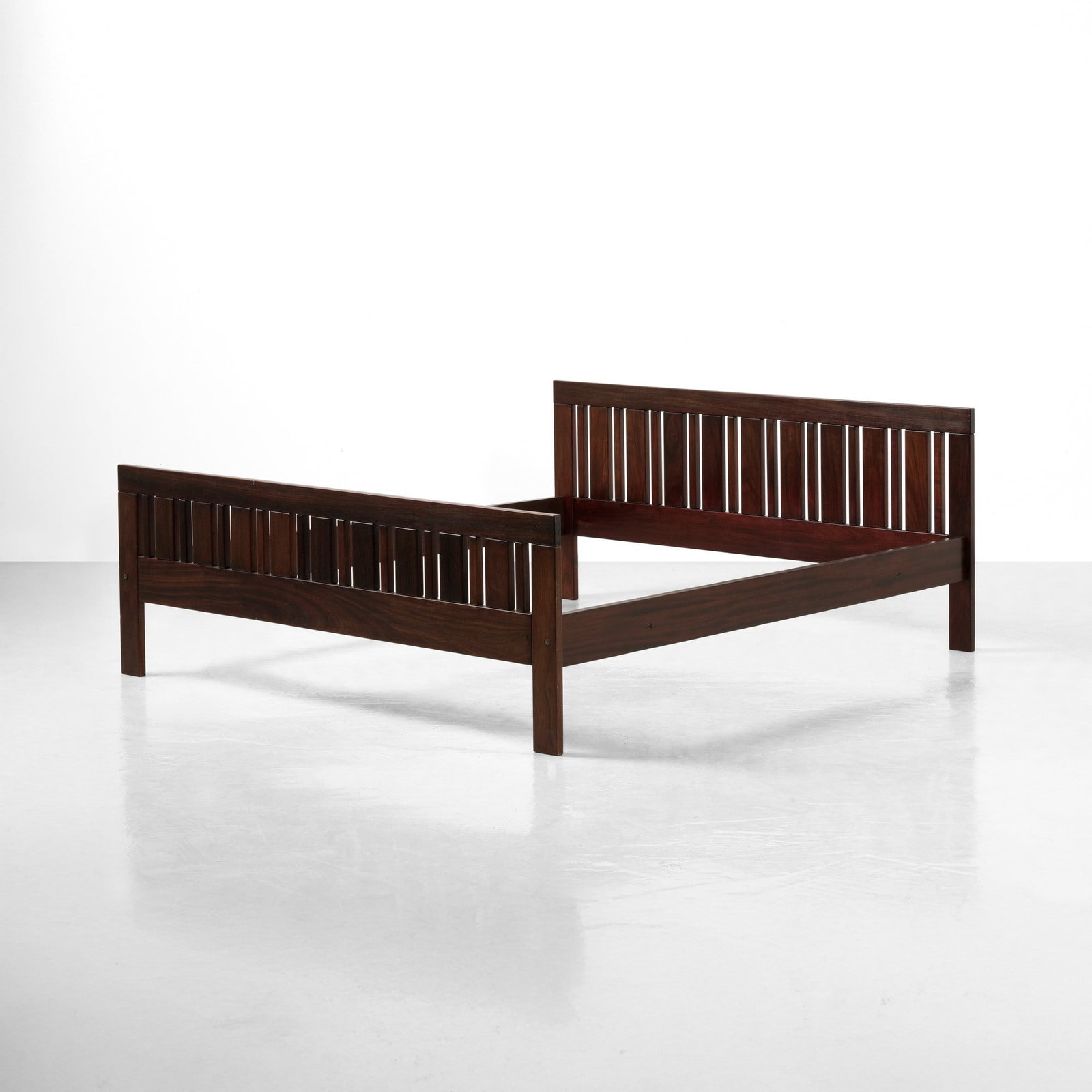 Ettore Sottsass Letto mod. Califfo: Struttura e sostegni in legno. Prod. Poltronova Italia 1964. Domus n. 433 dicembre 1965 . Measuers: cm 200X170 5X78