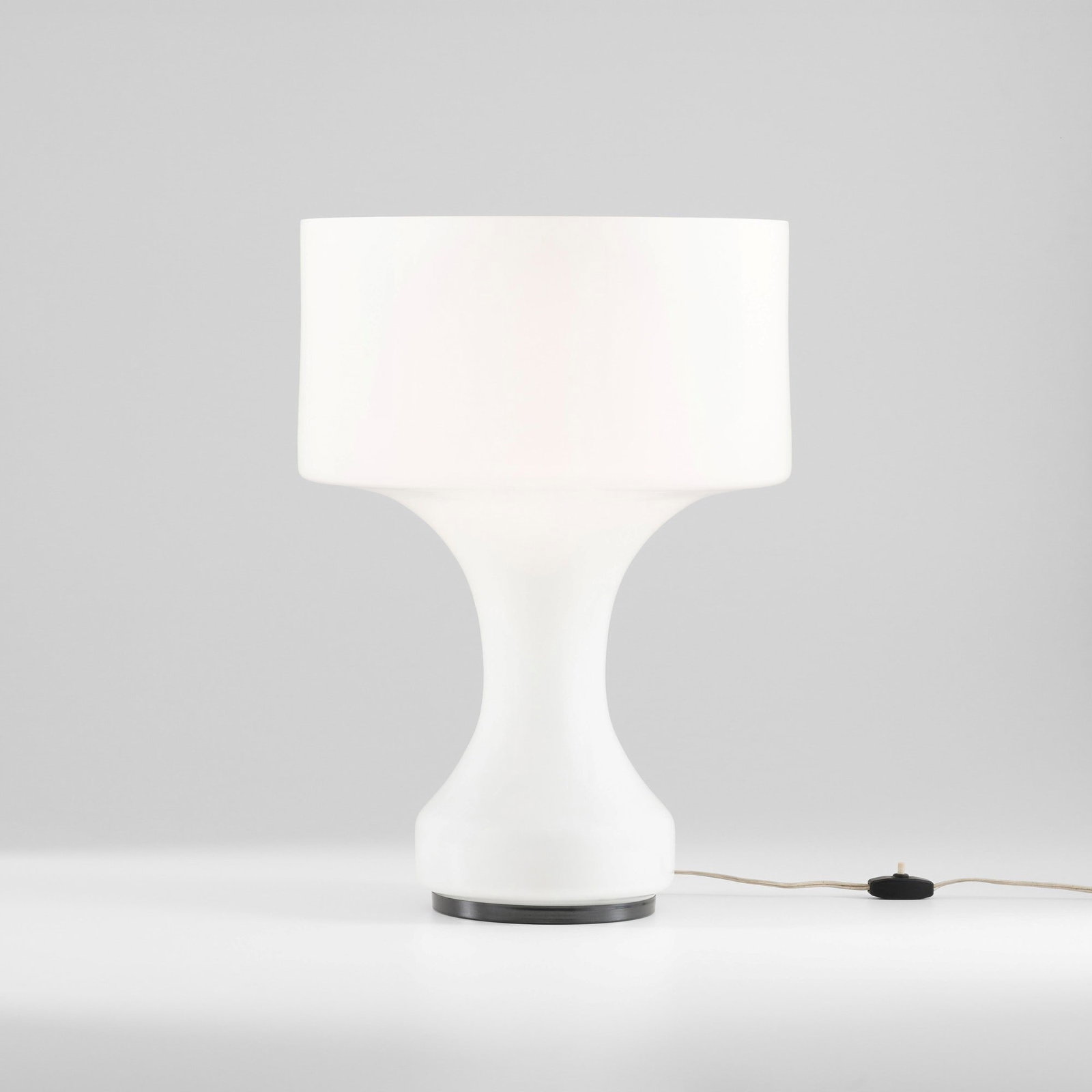 Enrico Capuzzo Lampada da tavolo mod. Sebenica: Base in metallo laccato struttura diffusore in vetro lattimo. Prod. Vistosi Italia 1965. G. Gramigna Repertorio del design italiano 1950-2000 p. 121 Allemandi 2021 . Measuers: W. 38 - H. 54 cm