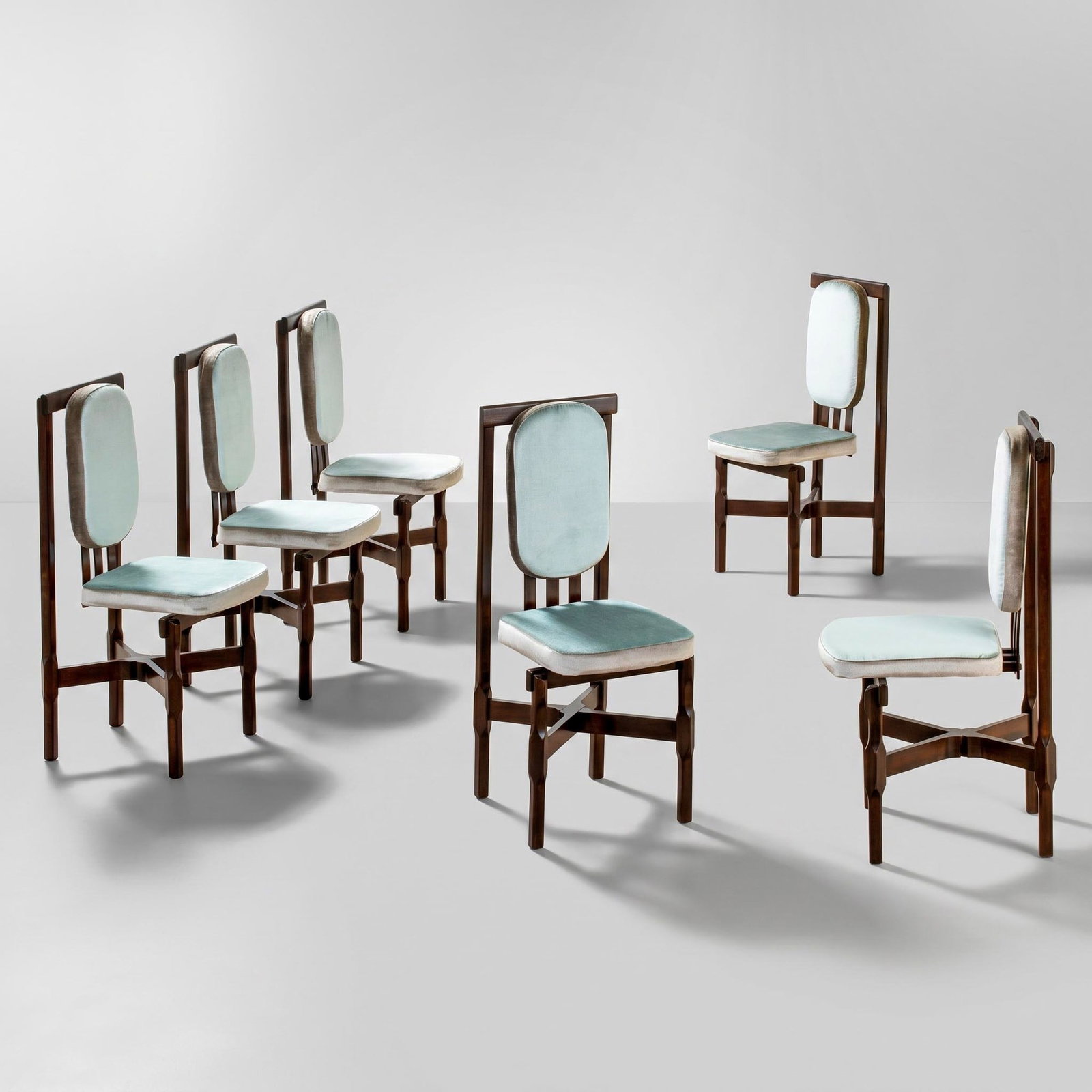 Leonardo Fiori Sei sedie: Struttura in legno e rivestimento in velluto. Etichetta originale. Prod. ISA Italia 1960 ca. G. Gramigna Repertorio del design italiano 1950-1980 p. 156 Mandalori 1985 . Measuers: W. 40 - D. 48 - H. 9