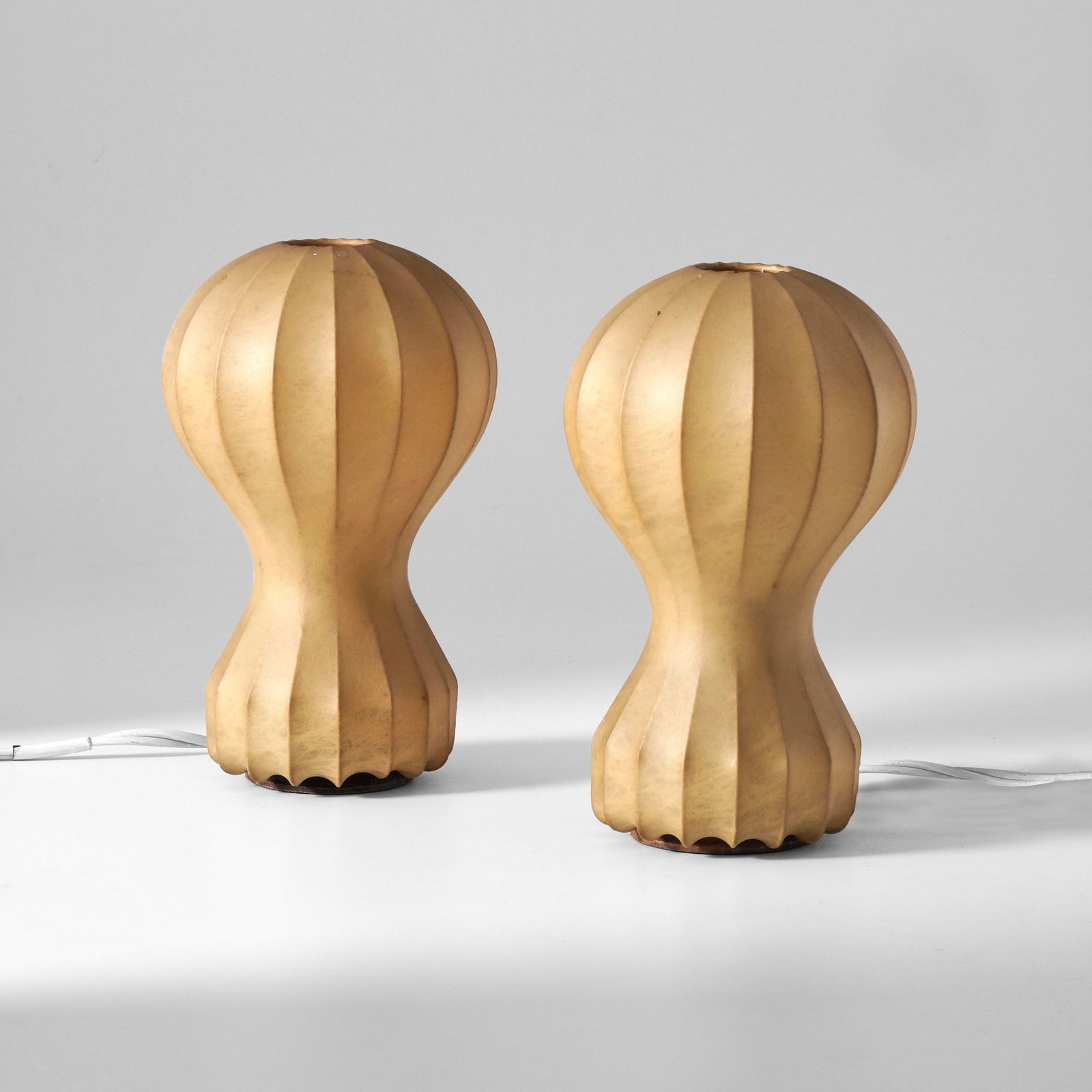 Achille e Piergiacomo Castiglioni Due lampade da tavolo mod. Gatto: Struttura in metallo base in legno e diffusore in cocoon. Prod. Flos Italia 1962. . Measuers: cm 18X31
