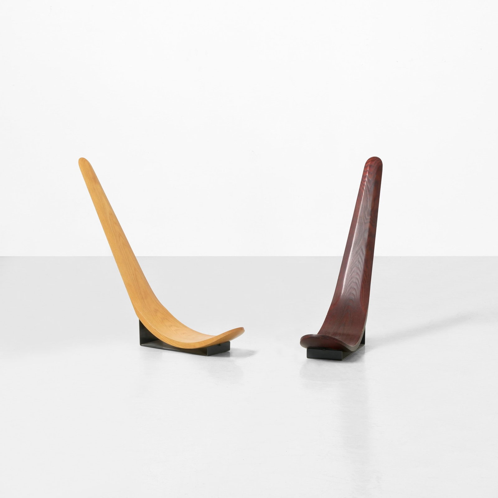Carlo Mo Due sedie mod. Chip: Seduta e schienale in legno intagliato e curvato e sostegno in metallo laccato. Etichetta originale. Prod. Tecno Italia 1991. C. Fiell & P. Fiell 1000 chairs p. 571 Taschen 2005 . Measuers: cm 77X20X6