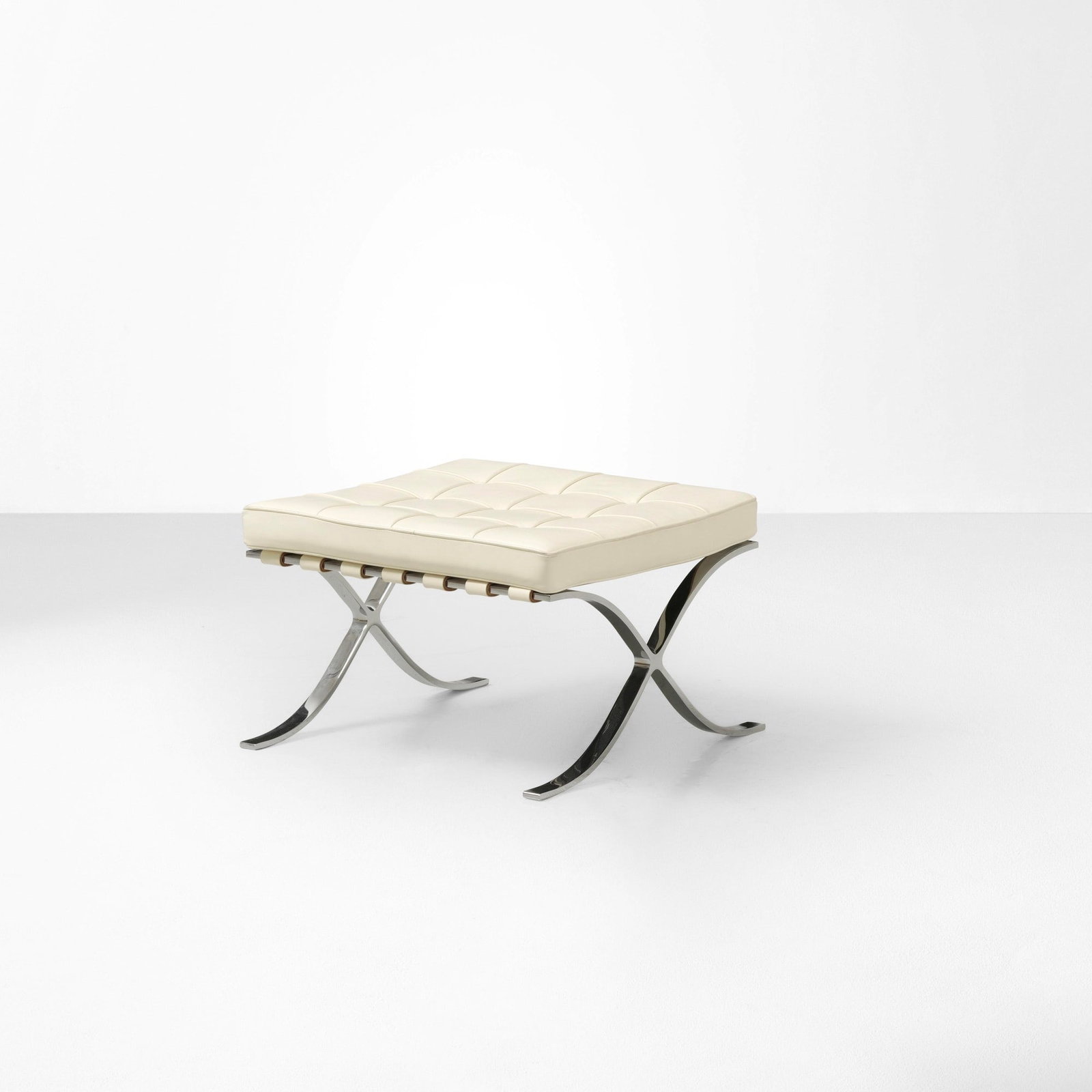 Ludwig Mies Van Der Rohe Sgabello poggiapiedi mod. Barcelona: Struttura in acciaio cuscino rivestito in pelle e cinghie in cuoio. Etichetta originale. Prod. Knoll International USA 1990 ca. C. Fiell & P. Fiell 1000 chairs Taschen p. 114 2005 . Measuers: cm 61X51