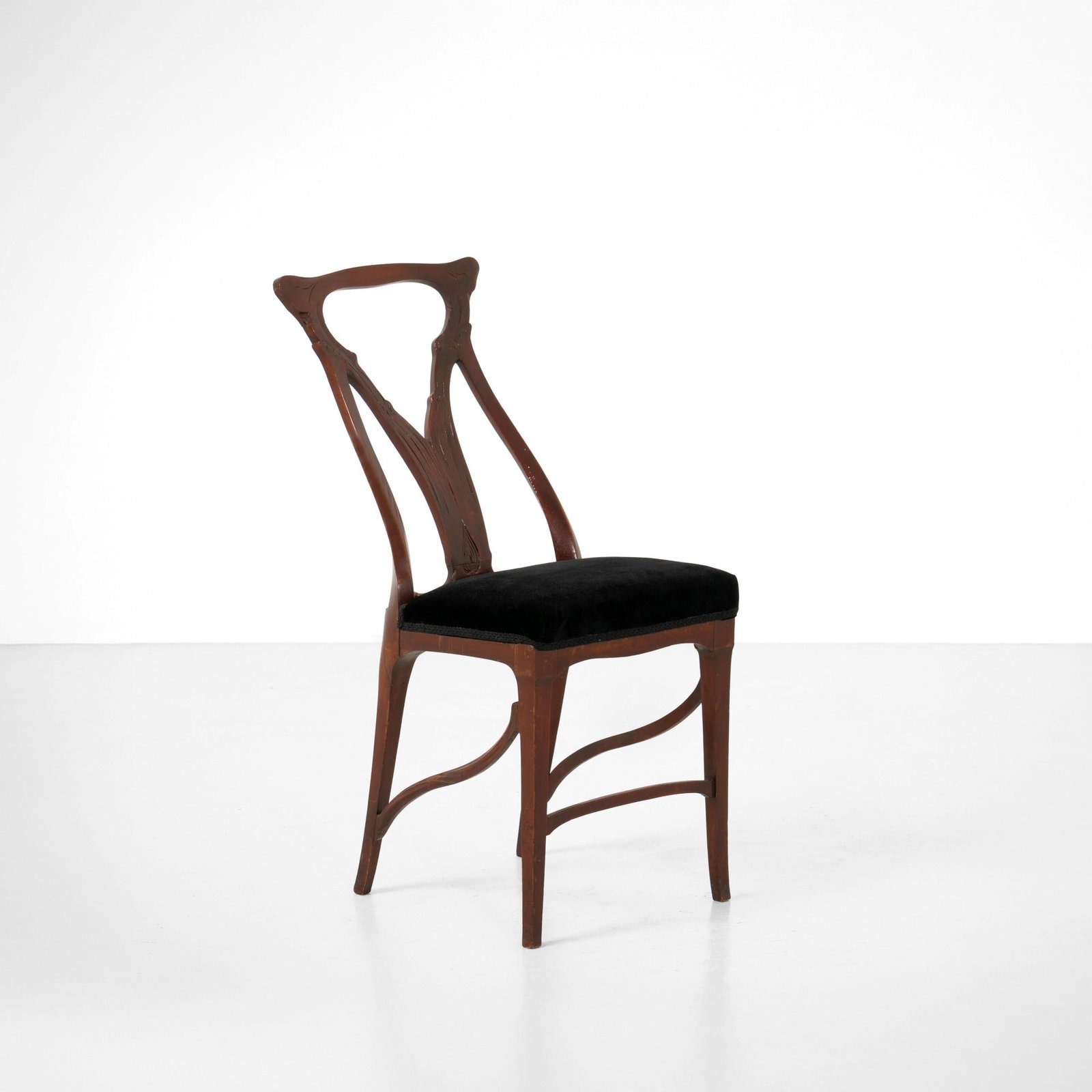 Giacomo Cometti Sedia: Struttura in legno scolpito rivestimento in velluto. Prod. Italia 1900 ca. . Measuers: cm 53X40X87