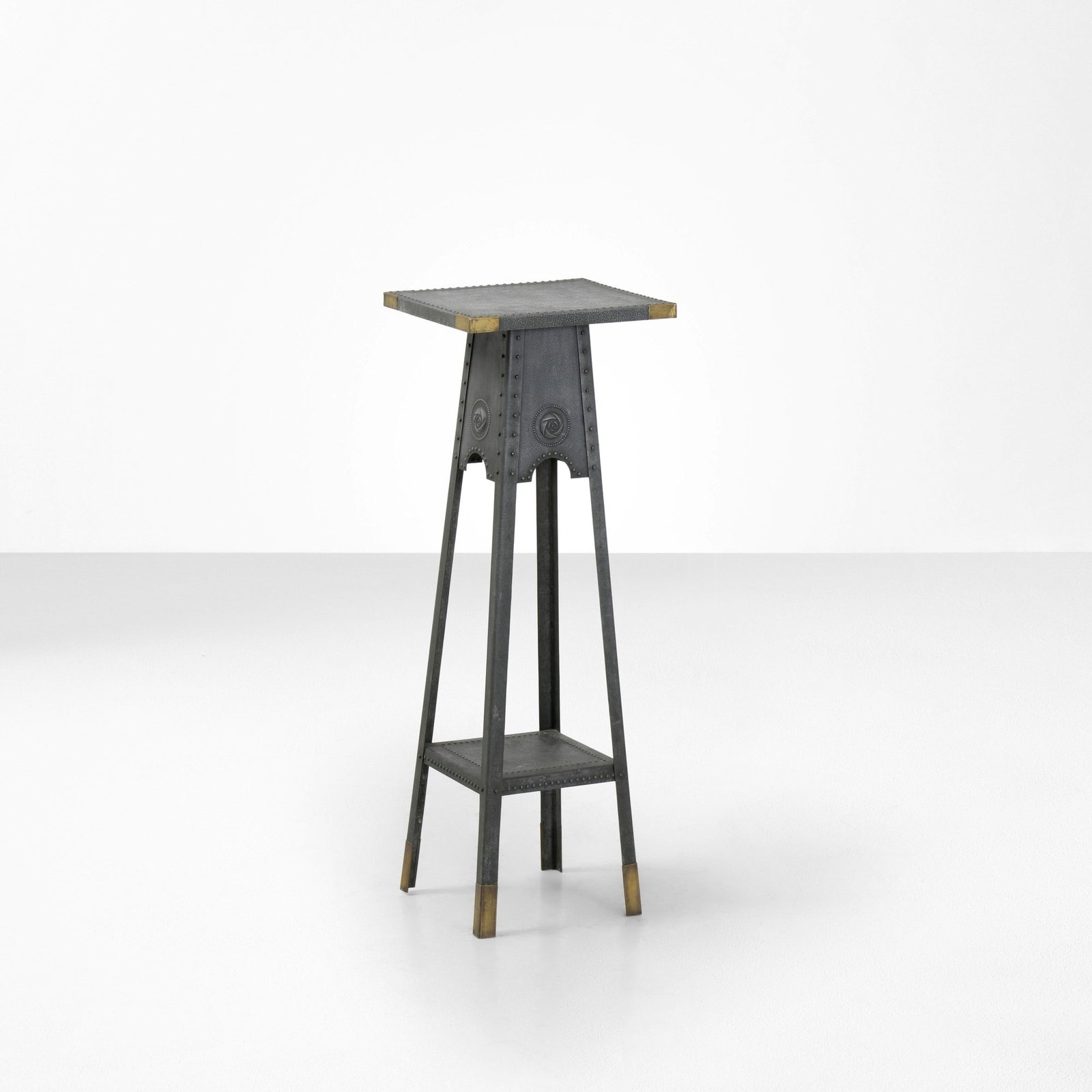 Portavaso: Struttura e piano in metallo lavorato. Particolari e puntali in ottone. Prod. 1920 ca. . Measuers: cm 37X32X100