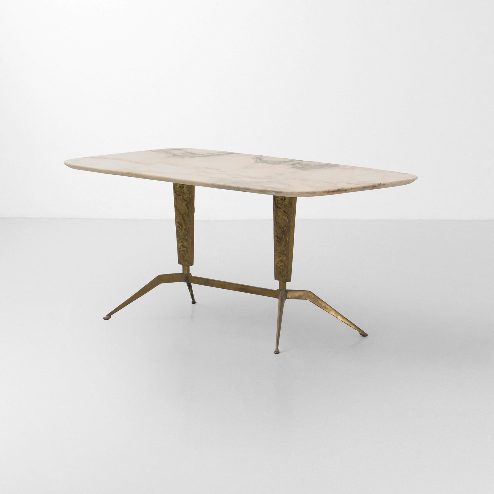 Tavolo basso: Struttura in metallo e ottone rivestimento in materiale plastico. Prod. Italia 1960 ca. cm 180x h295 (aperta); 130x h295 (chiusa) . Misure: