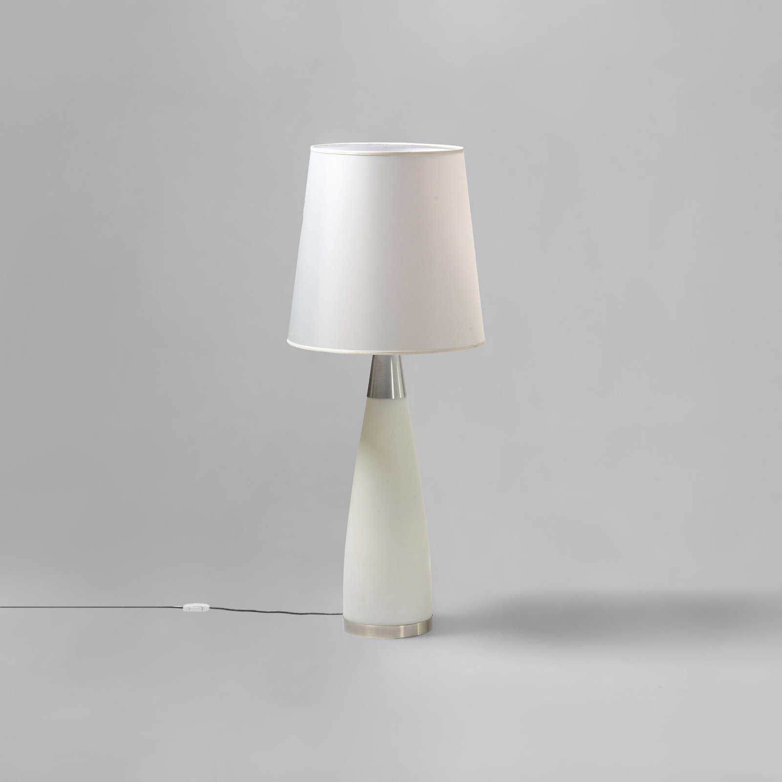 Stilnovo Lampada da tavolo: Struttura in metallo tubolare cromato piano in legno laccato. Etichetta originale. Prod. Gavina Italia 1960 ca. . Measuers: cm 56X49X46