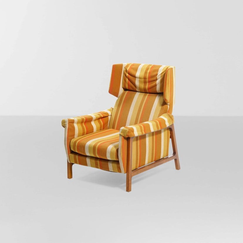 Poltrona: Struttura in legno e rivestimento in tessuto capitonné. Prod. Italia 1960 ca. . Measuers: W. 198 - H. 120 cm