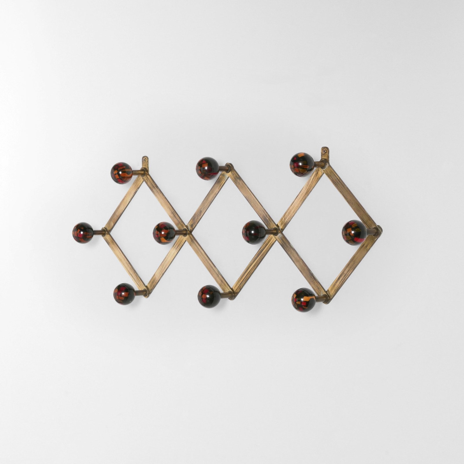 Attaccapanni da parete: Struttura in alluminio laccato e base in materiale plastico. Etichetta originale. Prod. Artemide Italia 1979. G. Gramigna Repertorio del design italiano 1950-2000 p. 268 Allemandi 2021 . Measuers: cm