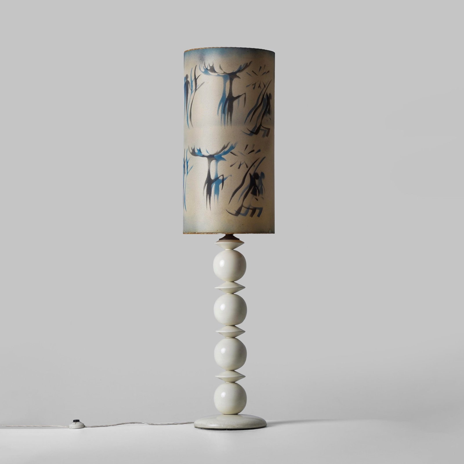 Lampada da terra: Sostegni in legno con dettagli in ottone piano in vetro colorato. Prod. Italia 1970 ca. . Measuers: cm 56X48X47