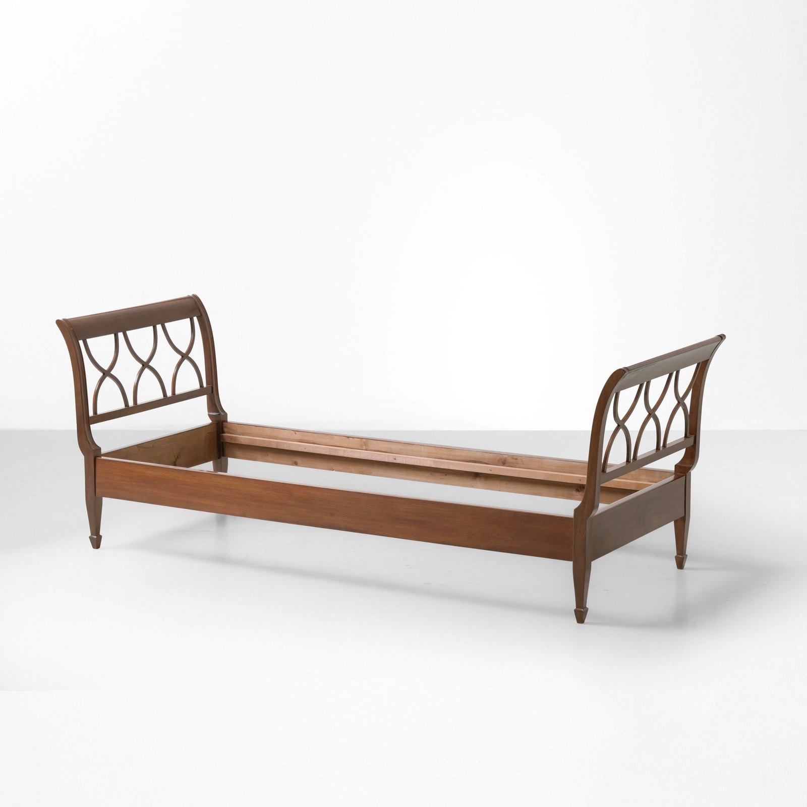 Daybed: Struttura e sostegni in legno rivestimento in cuoio. Prod. Poltronova Italia 1970 ca. . Measuers: cm 145X91X72