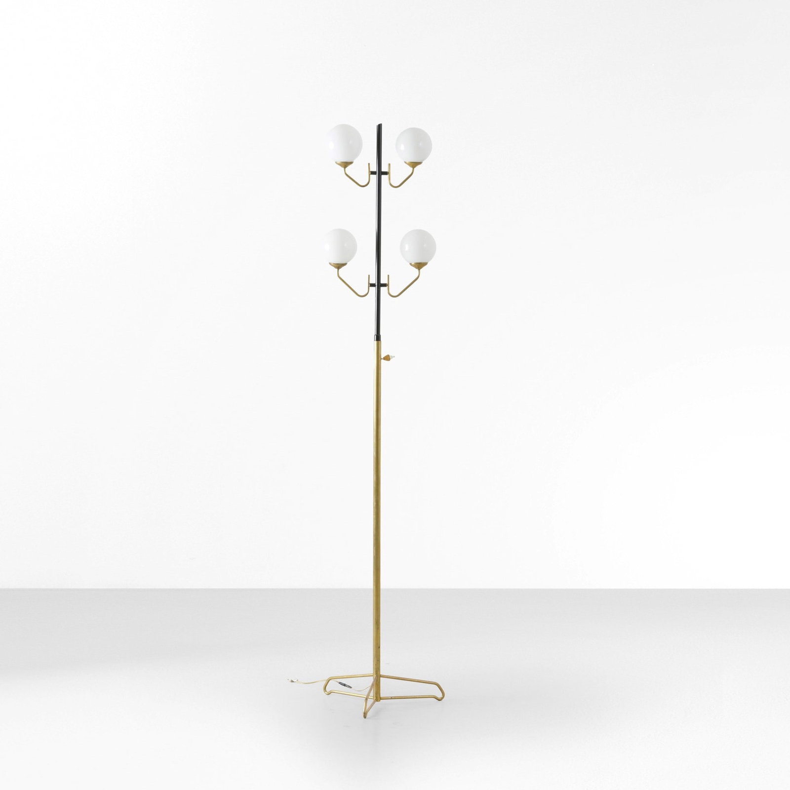 Lampada da terra: Struttura in legno laccato rivestimento in tessuto. Prod. Italia 1970 ca. . Measuers: cm 48X49X110