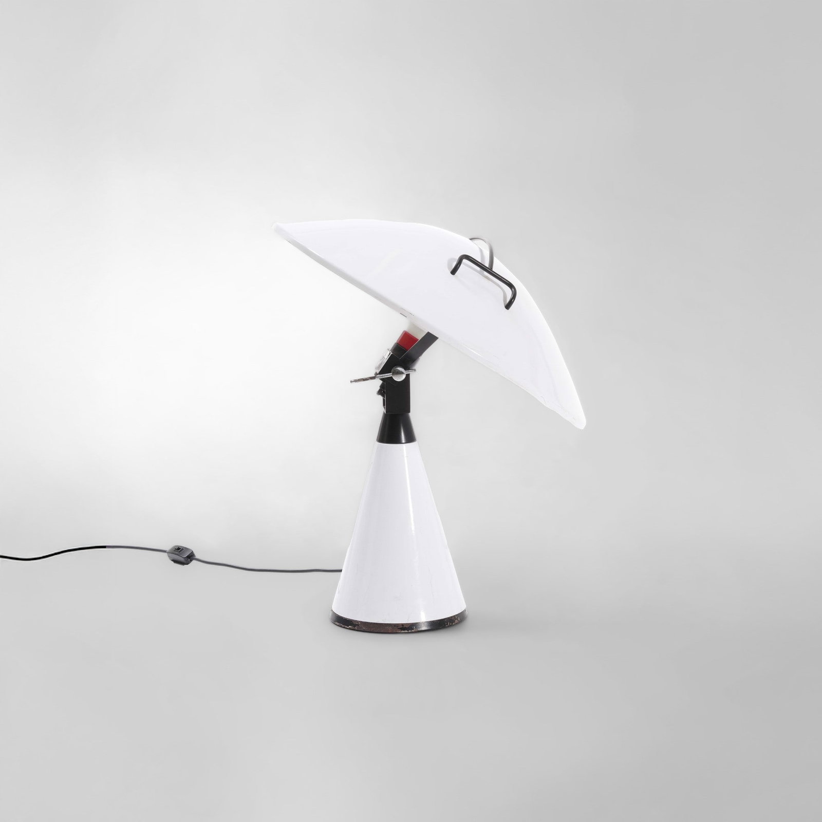 Elio Martinelli Lampada mod. 676 Radar: Struttura in metallo laccato. Prod. Sirrah Italia 1977. Vercelloni V. 'L'avventura del design: Gavina' Editoriale Java Book spa Milano 1987 fig. 44 . Measuers: cm 48X50X190