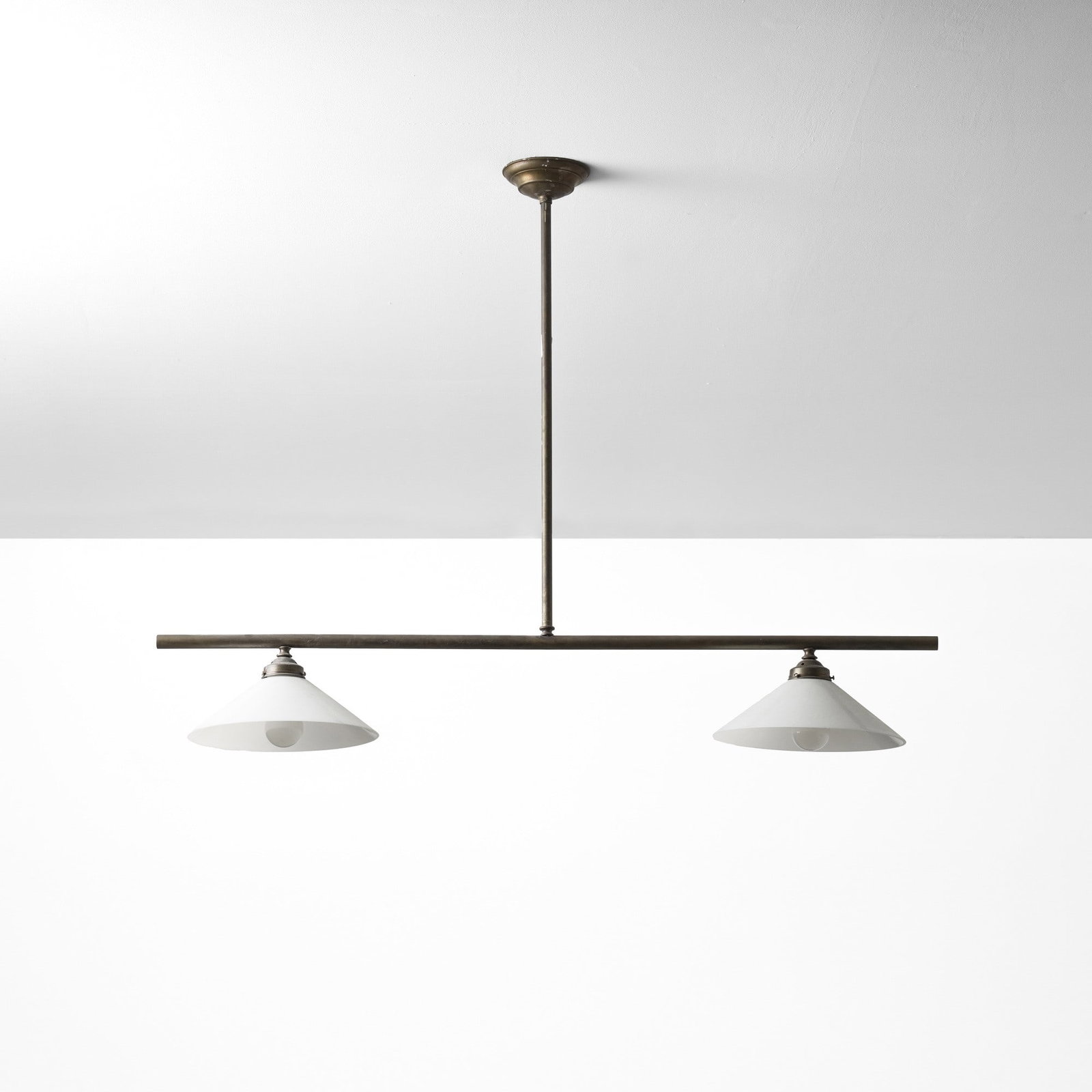 Lampada a sospensione: Struttura in metallo diffusore in vetro parzialmente lattimo e colorato. Prod. AV Mazzega Italia 1970 ca. . Measuers: W. 19 - H. 23 Cm