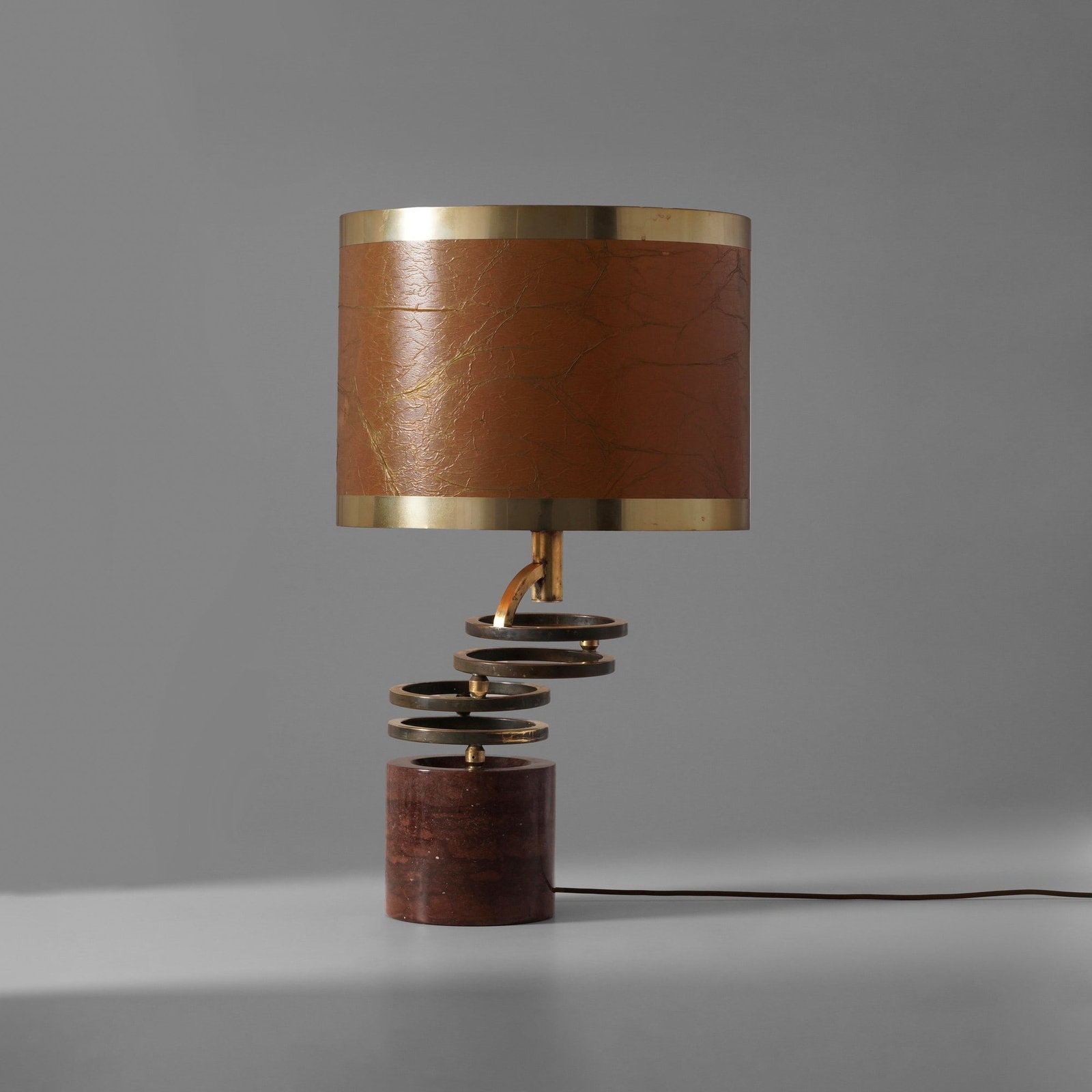 Lampada da tavolo: Struttura in legno ebanizzato schienale traforata a decoro di intarsi di madreperla e seduta in paglia. Marchio originale. Prod. Cassina Italia 1970 ca. . Measuers: cm 50X46X76