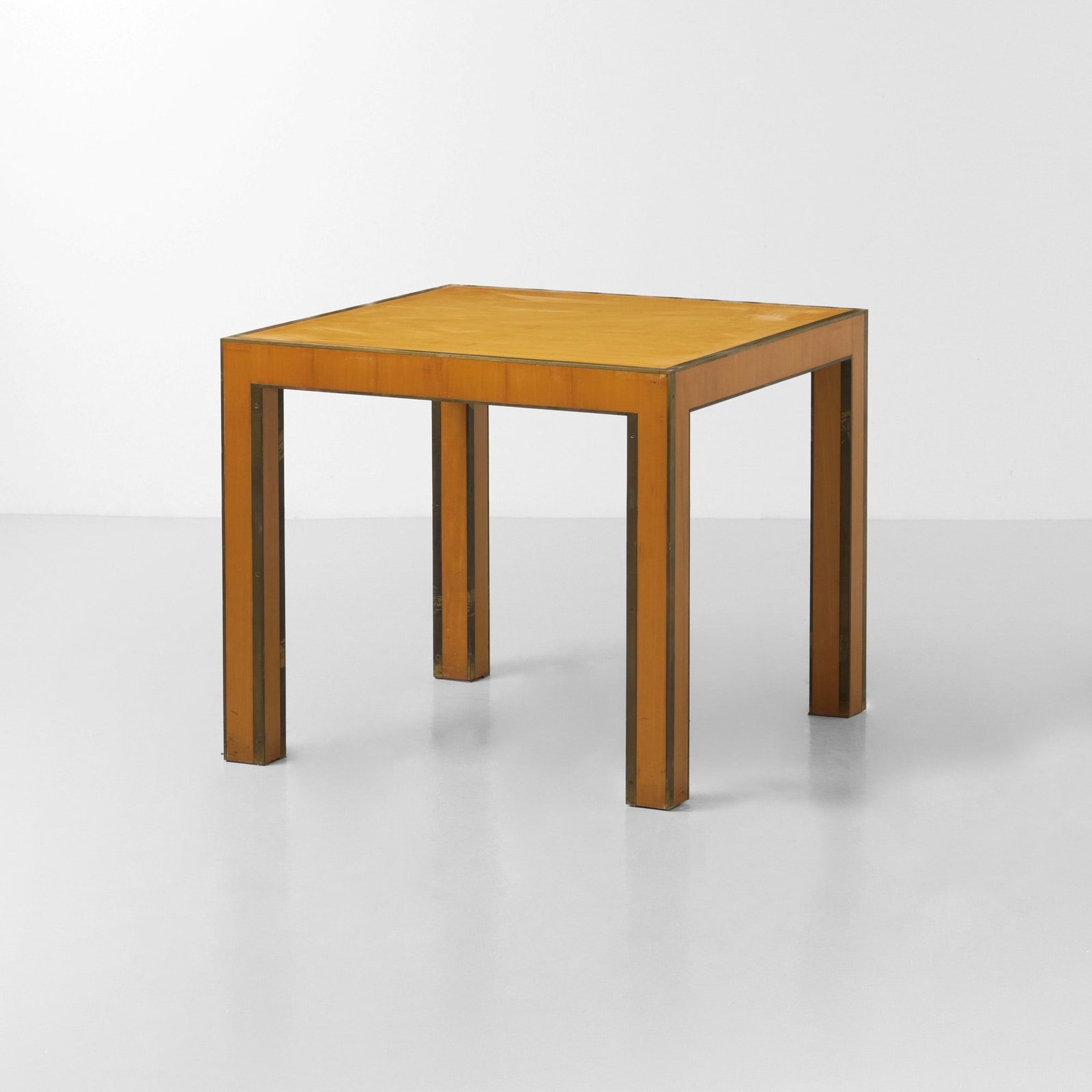 Aldo Rossi stile di Tavolo: Struttura in legno e dettagli in ottone. Proveniente da una collezione privata - Torino. Prod. Italia 1980 ca. . Measuers: Cm 86X86X75