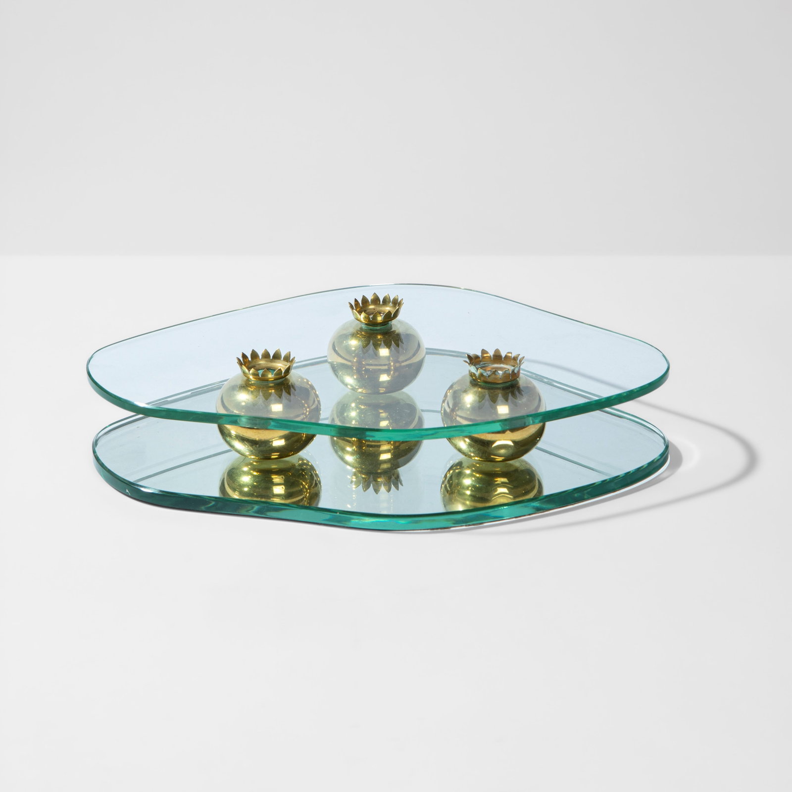 Pietro Chiesa Centrotavola: Struttura in cristallo molato di forte spessore e ottone. Prod. Fontana Arte, Italia, 1940. . Measuers: W. 28,5 - D. 20,7 - H. 5 cm