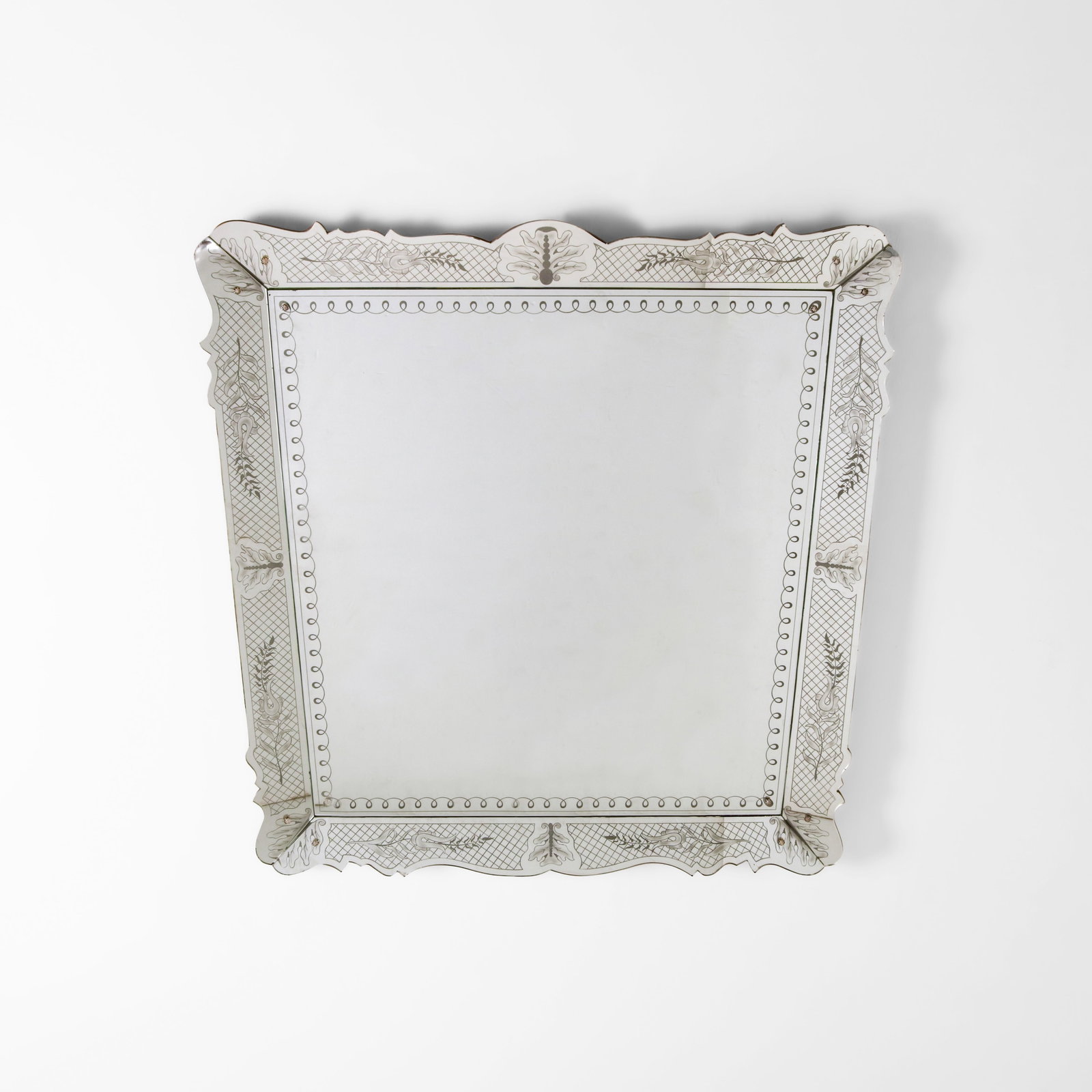 Pietro Chiesa Specchiera da parete: Struttura in legno, cornice in cristallo decorato a getto di sabbia e argentato. Prod. Fontana Arte, Italia, 1930 ca. . Misure: cm 118x9x118 larghezza lato inferiore: cm 108