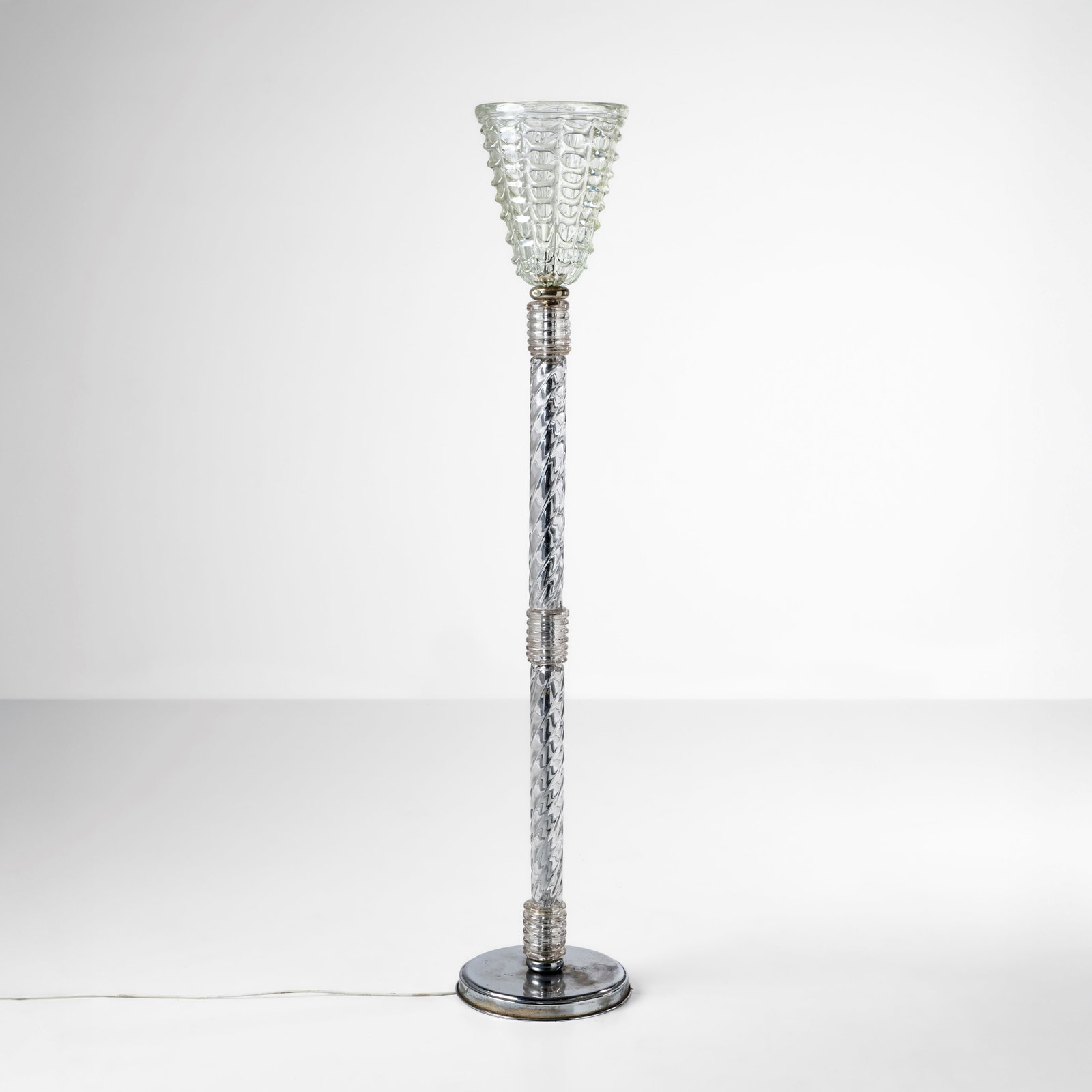Ercole Barovier Lampada da terra: Struttura in metallo nichelato, vetro di Murano e vetro di Murano lavorato. Prod. Barovier&Toso, Italia, 1930 ca. . Measuers: W. 30 - H. 173 Cm