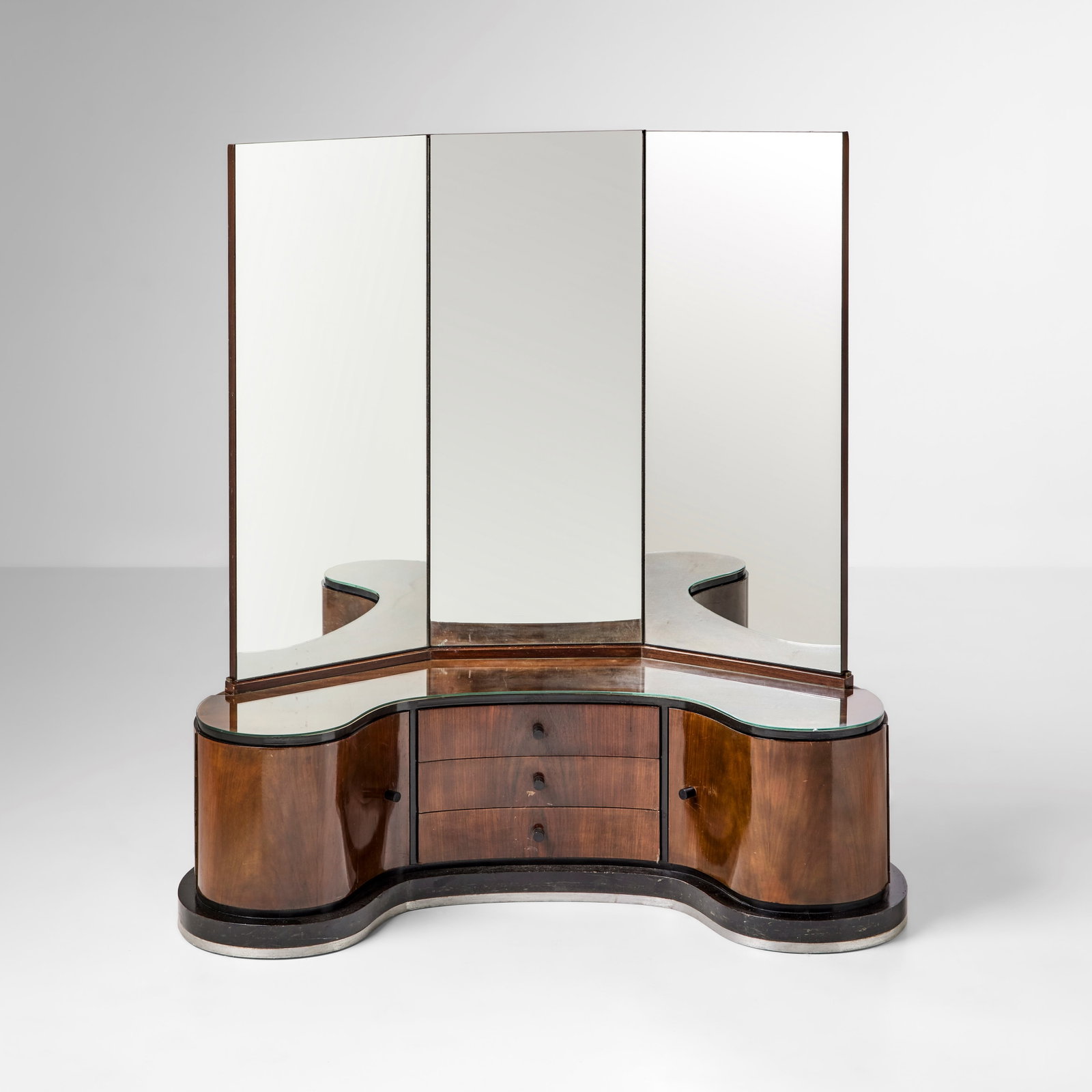 Coiffeuse con specchiera ad ali mobili.: Struttura in legno, legno laccato e cristallo specchiato. Dettagli in ottone. Piano in vetro. Prod. Italia, 1940 ca. . Measuers: W. 145 - D. 75 - H. 167 Cm