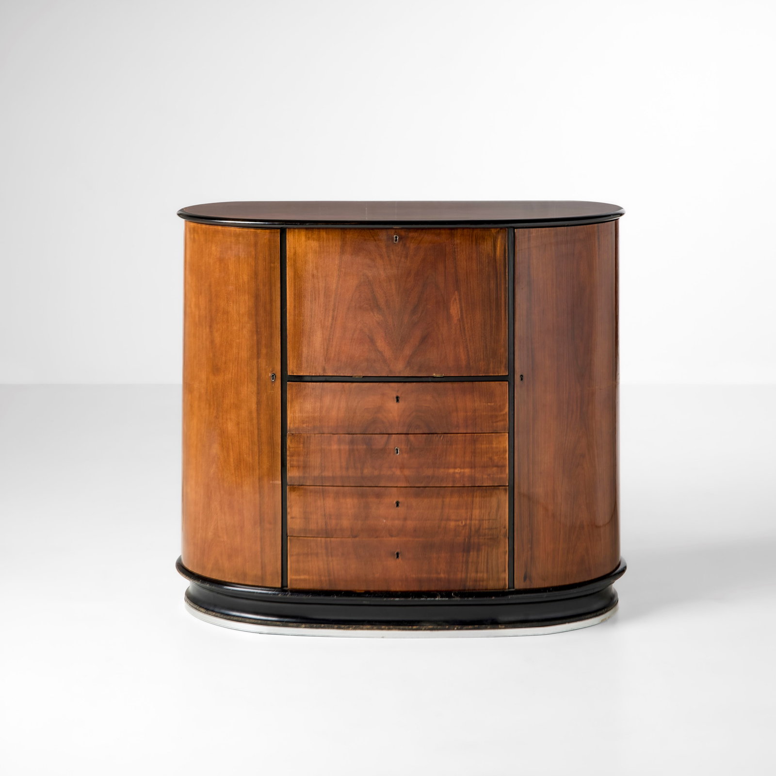 Mobile contenitore: Struttura in legno e legno laccato. Dettagli in ottone. Prod. Italia, 1940 ca. . Measuers: W. 145 - D. 51 - H. 128 Cm