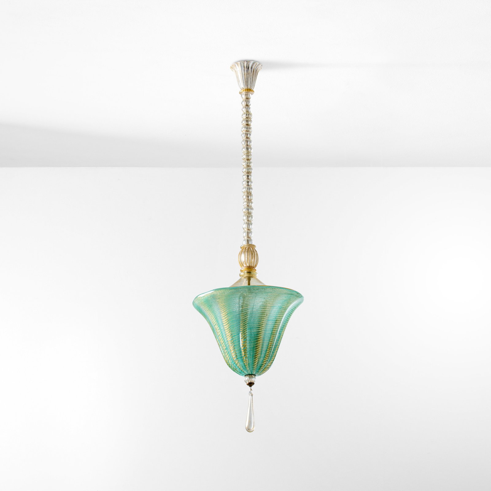 Barovier & Toso Lampada a sospensione: Struttura e diffusore in vetro di Murano con inclusioni di foglia oro. Prod. Barovier&Toso, Italia, 1950 ca. . Measuers: W. 35 - H. 120 Cm