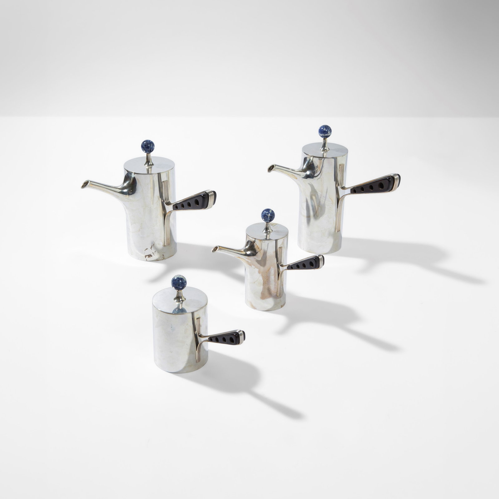 Argenteria Sala Servizio da tè e caffè in quattro elementi.: Struttura in argento 925 con pomoli in sodalite e maniglie in legno. Marchio originale. Gr lordi: 2,000 circa Prod. Italia, 1950 ca. . Misure: H 16cm 18cm 9.5cm 12cm