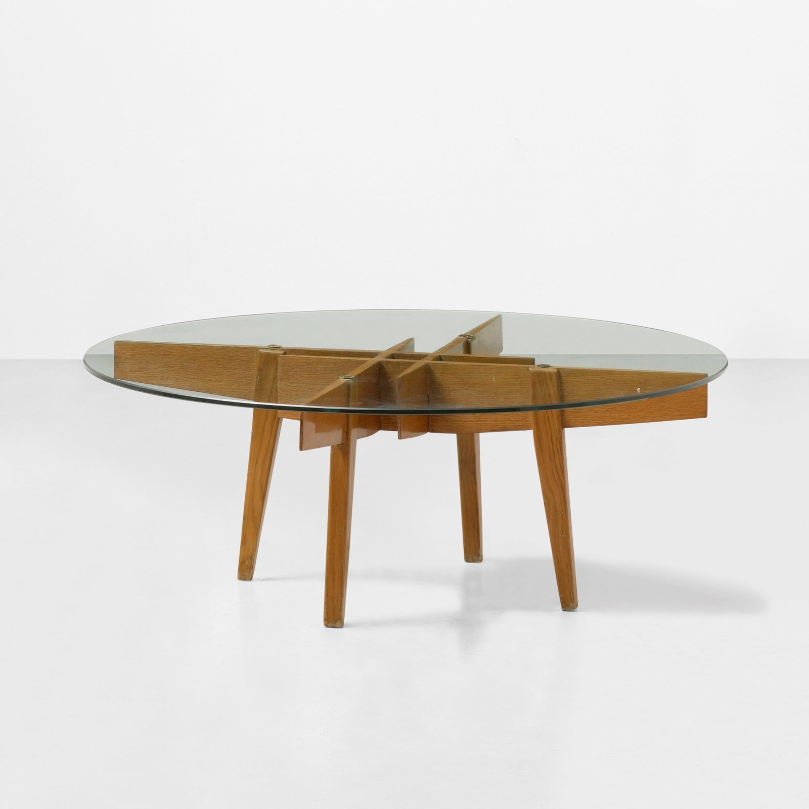 Gio Ponti Tavolo basso: Struttura in legno impiallacciato, dettagli in ottone e piano in cristallo molato. Certificato di autenticità. Prod. Giordano Chiesa, Italia, 1953-1954. U. La Pietra, Gio Ponti, L’arte si