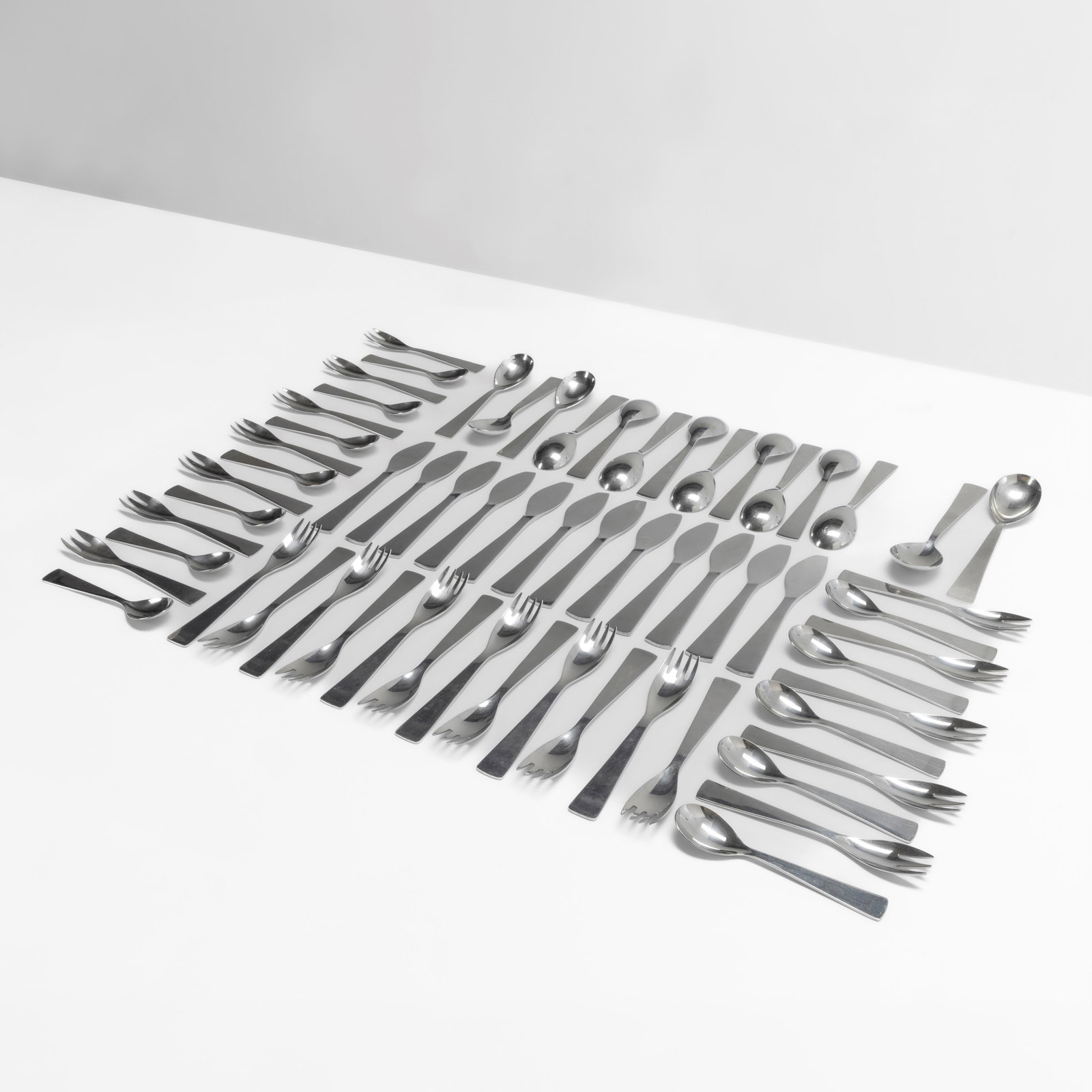 Gio Ponti Set di posate: Composto da 12 forchette, 12 coltelli, 12 cucchiai, 12 forchette da dessert, 12 cucchiai da dessert, 2 cucchiai da portata in metallo. Marchio originale. Prod. Krupp, Italia, 1950 ca. U. La Pietra,
