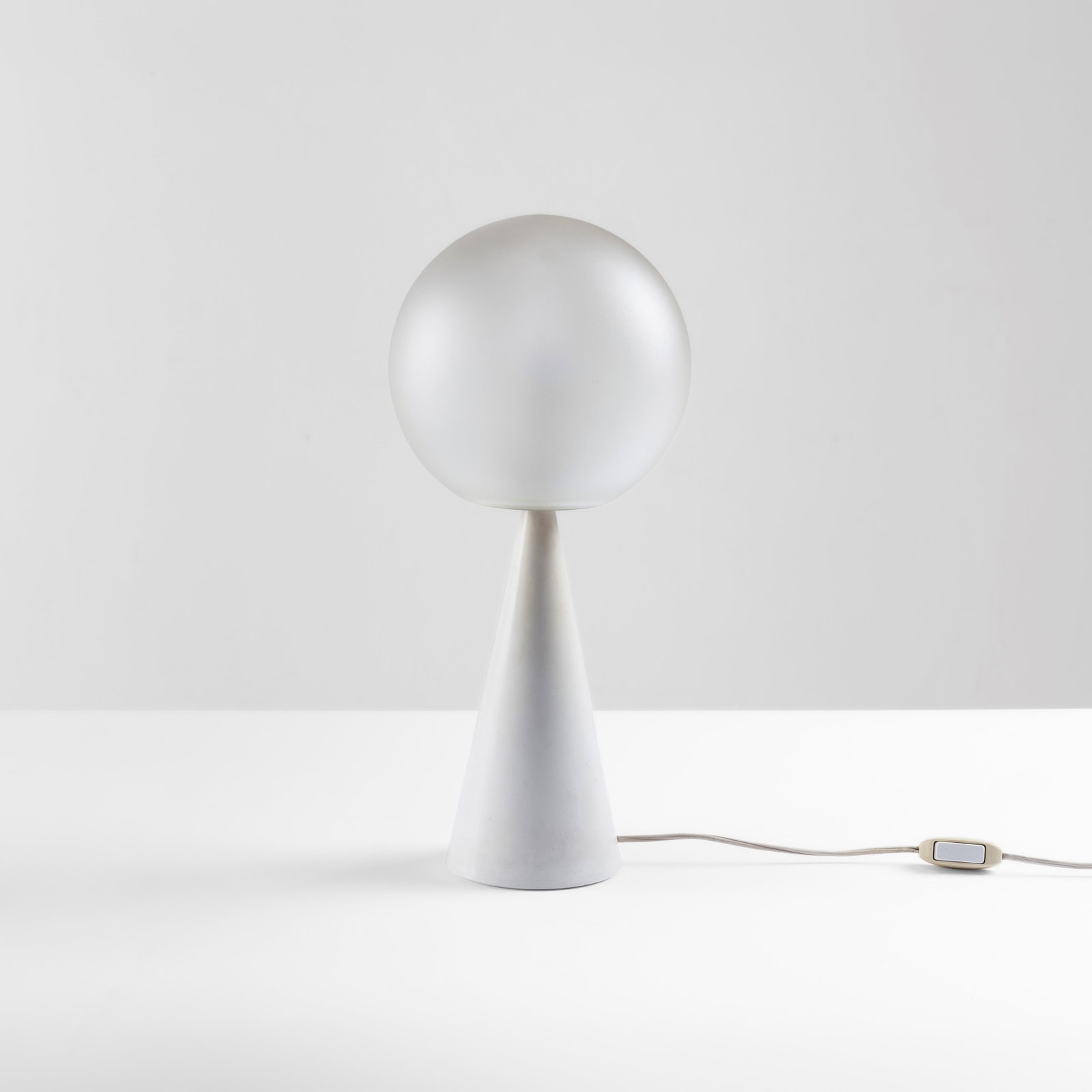 Gio Ponti Lampada da tavolo mod. Bilia: Struttura in metallo laccato con diffusore in vetro satinato. Disegno originale del 1932. Prod. Fontana Arte, Italia, 1990 ca. M. D’Alessandro, L. Falconi, Luci e trasparenze. Fontana Arte.