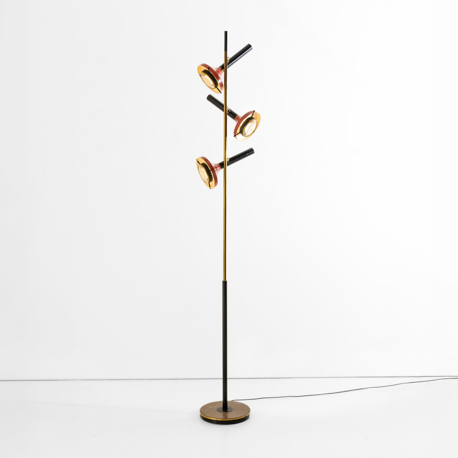 Oscar Torlasco Lampada da terra: Struttura in ottone con diffusori orientabili in metallo laccato. Prod. Lumi, Italia, 1957. . Measuers: W. 35 - H. 195 cm