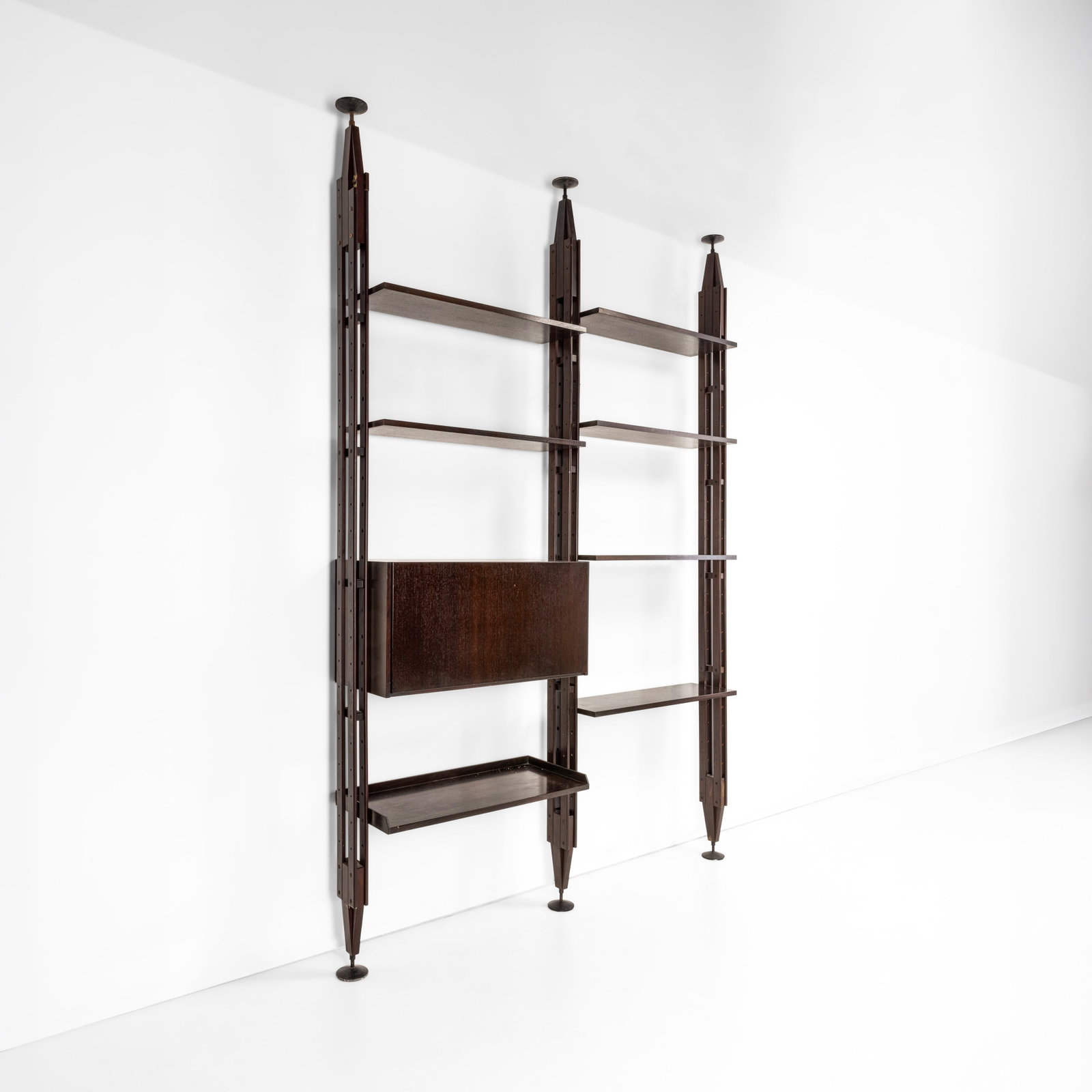 Franco Albini Libreria mod. LB7: Struttura e mobili contenitori in legno e supporti in alluminio pressofuso laccato. Mensole e mobili ad altezza regolabile. Prod. Poggi, Italia, 1957. G. Gramigna, Repertorio del design italiano 1950-